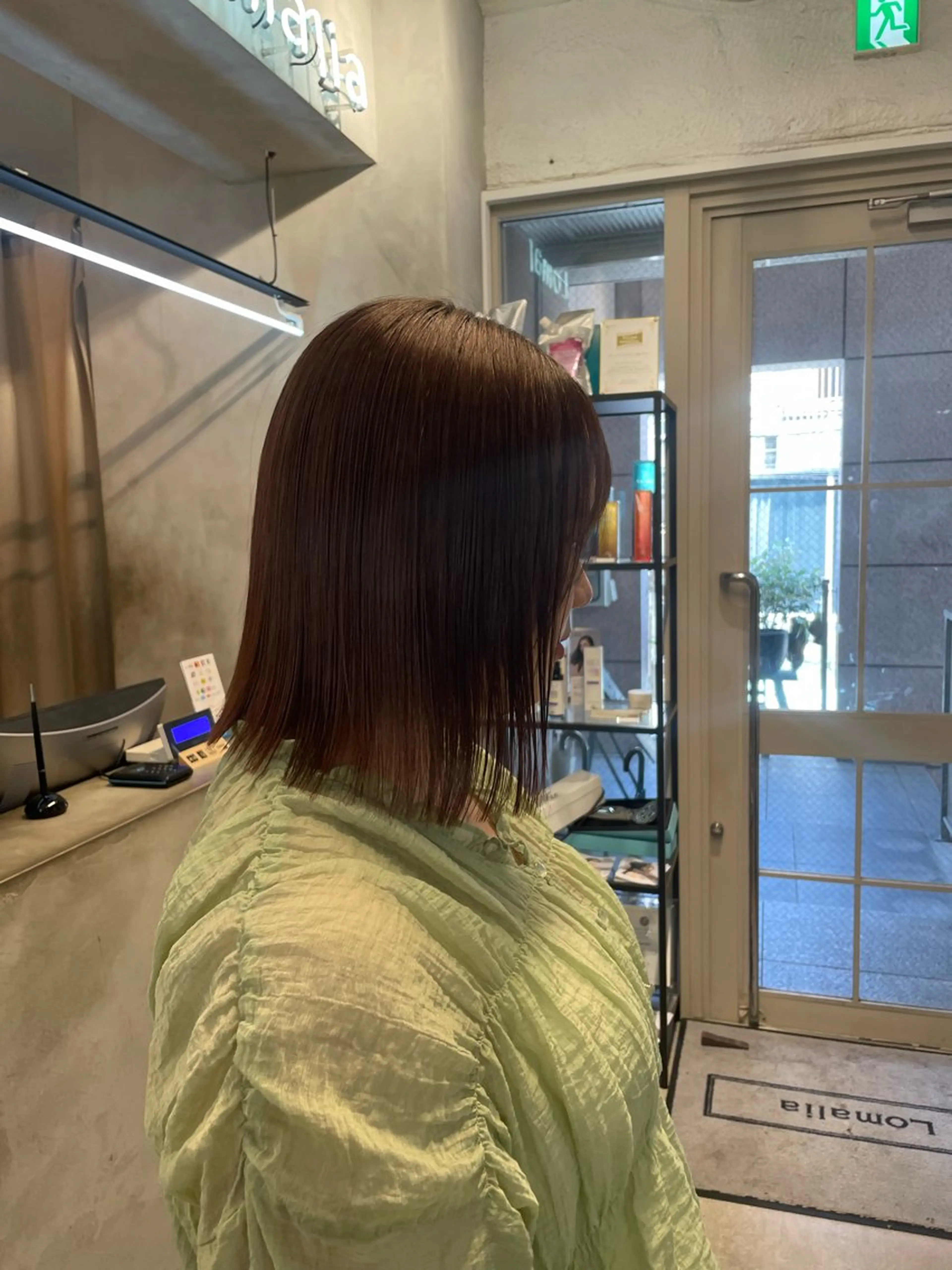 ミディアム カット 縮毛矯正 トリートメント ミルクティー× グレージュMOMOのヘアスタイル