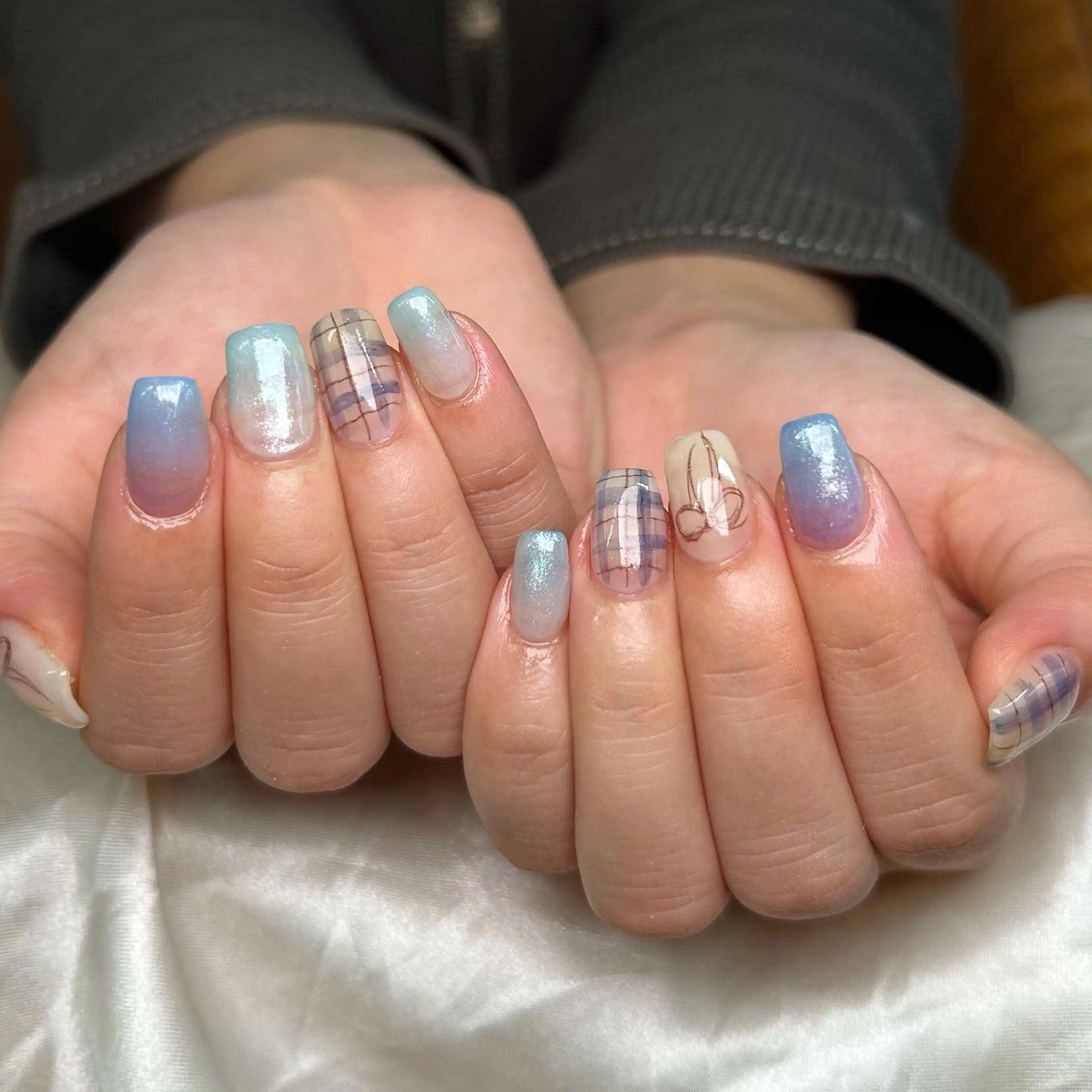 ネイル キラキラネイル リボン ハンドネイル shine'an fuka🌿🫧のネイルデザイン