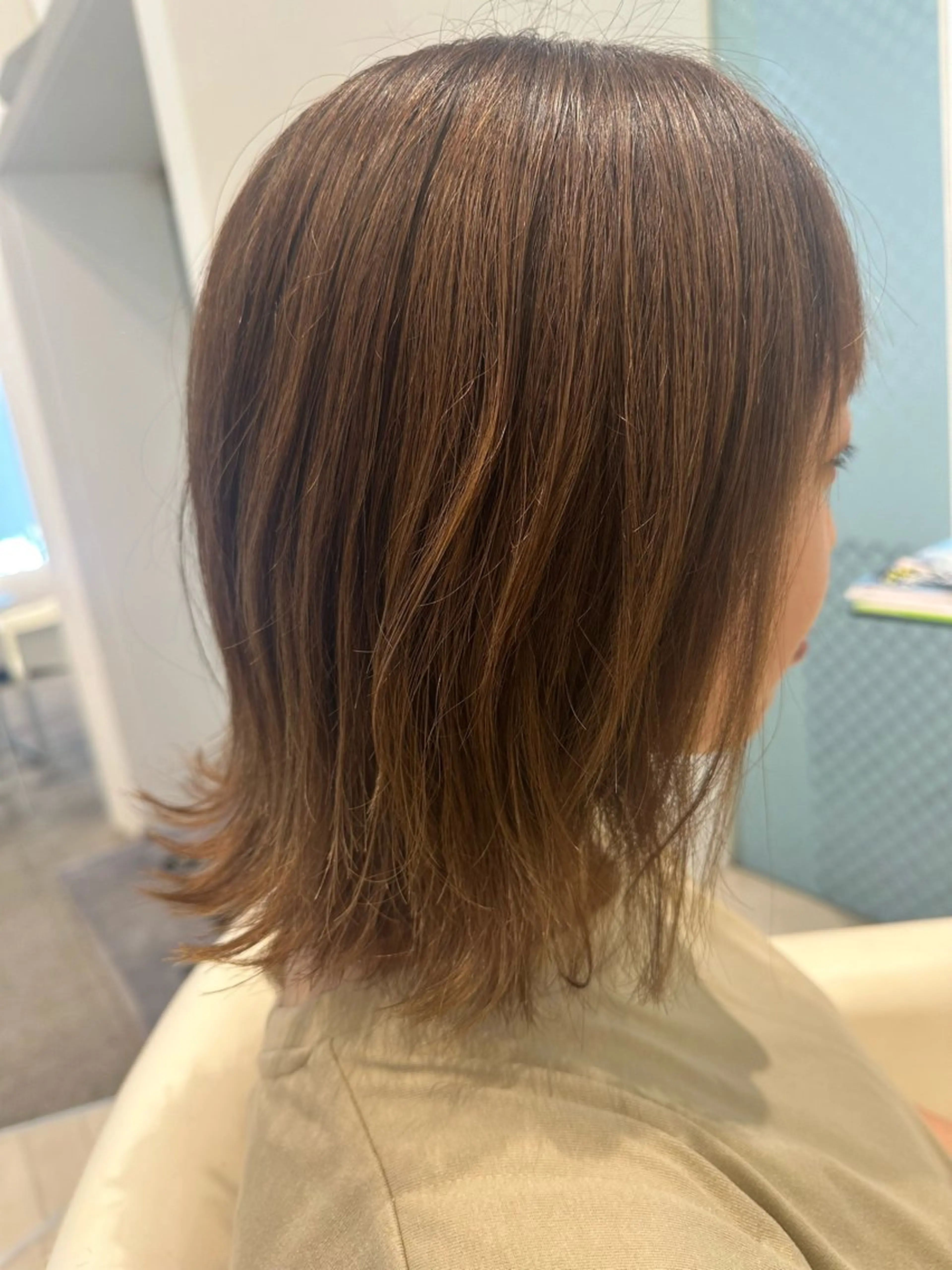 ミディアム カラー 切りっぱなしボブ 透明感カラー ボブ 外ハネヘア 井上 凜太郎のヘアスタイル
