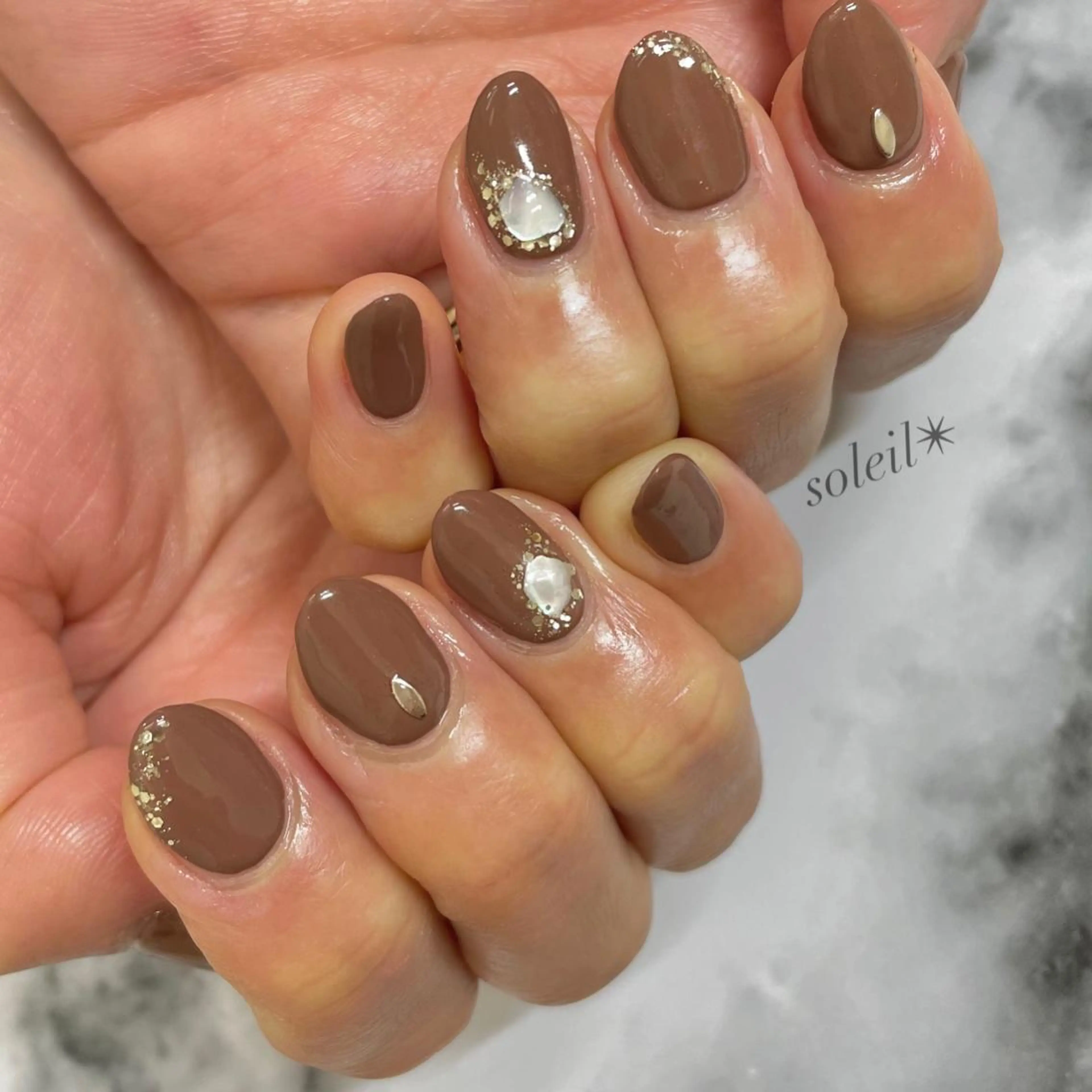ネイル ブラウン フラッシュネイル ジェルネイル ラメ(グリッター) ミラーネイル 粟津 美紀のネイルデザイン