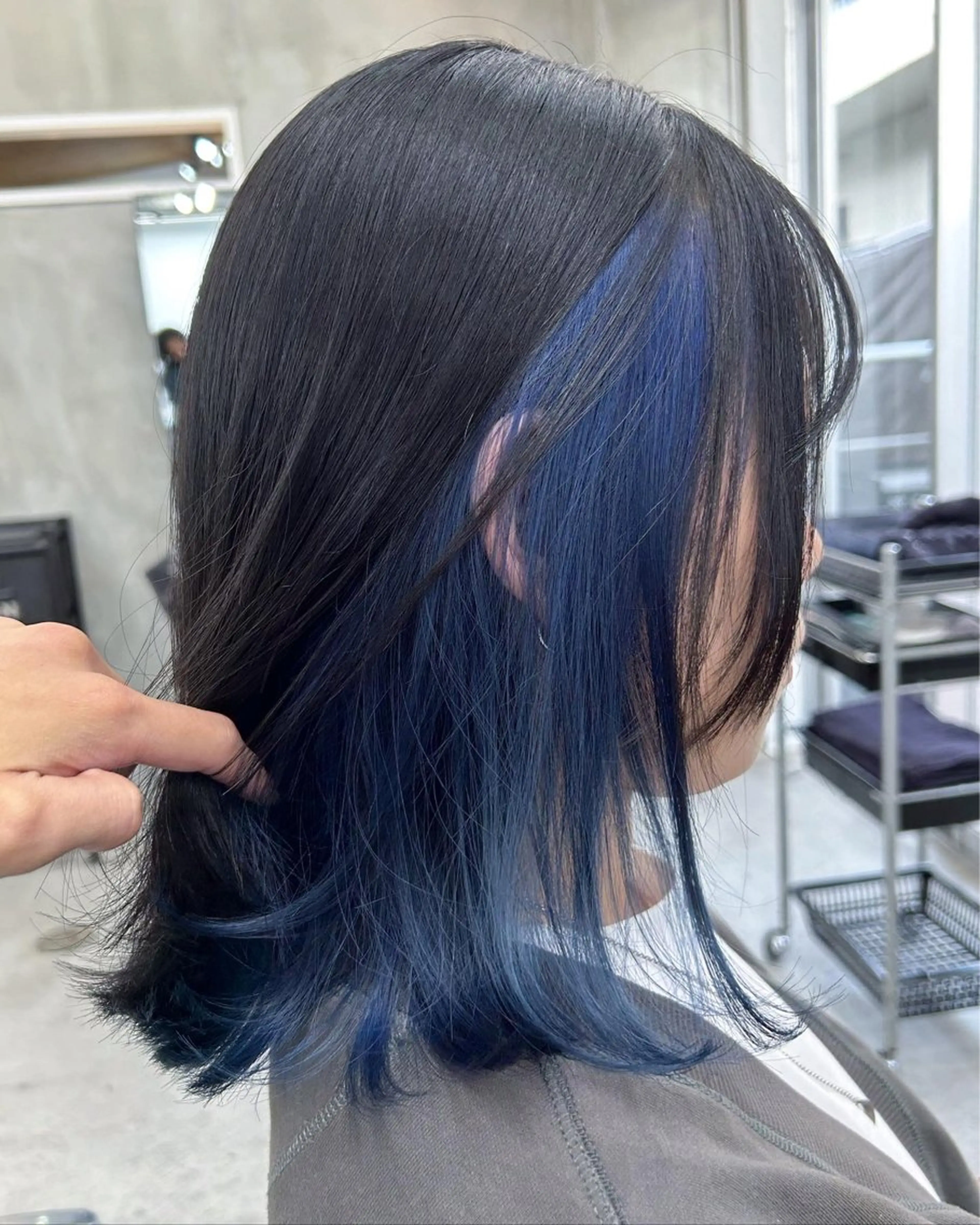 ミディアム カラー 黒髪 ブルーカラー ブルーブラック イヤリングカラー インナーカラー ヘアカラー トリートメント ヘアセット RYOSUKE ハイトーンのヘアスタイル