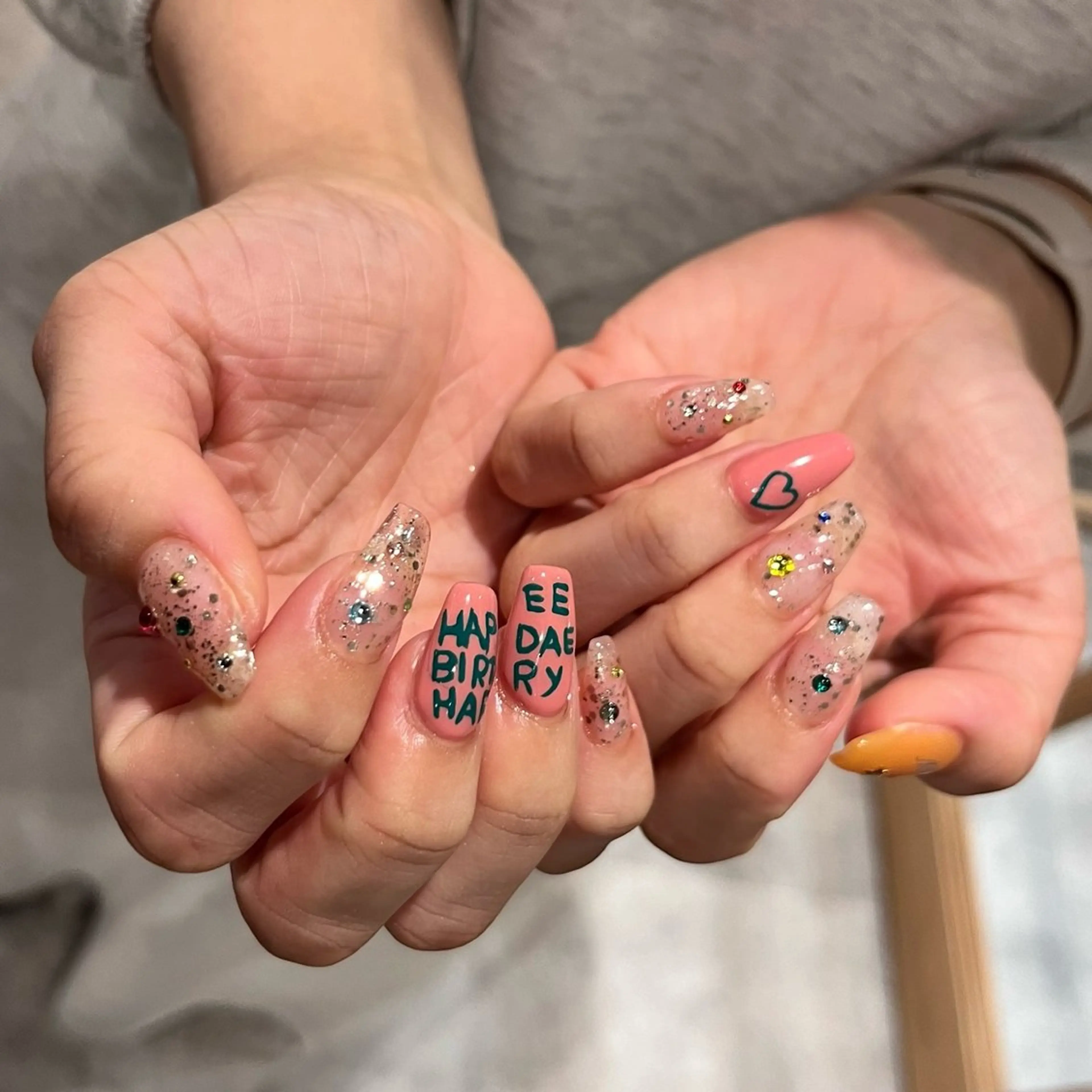 ネイル フラッシュネイル フットネイル ジェルネイル ラメ(グリッター) ラメグラデーション ハンドネイル beautysalonLino所属・ネイルサロン ⭐︎Linoのその他イメージ