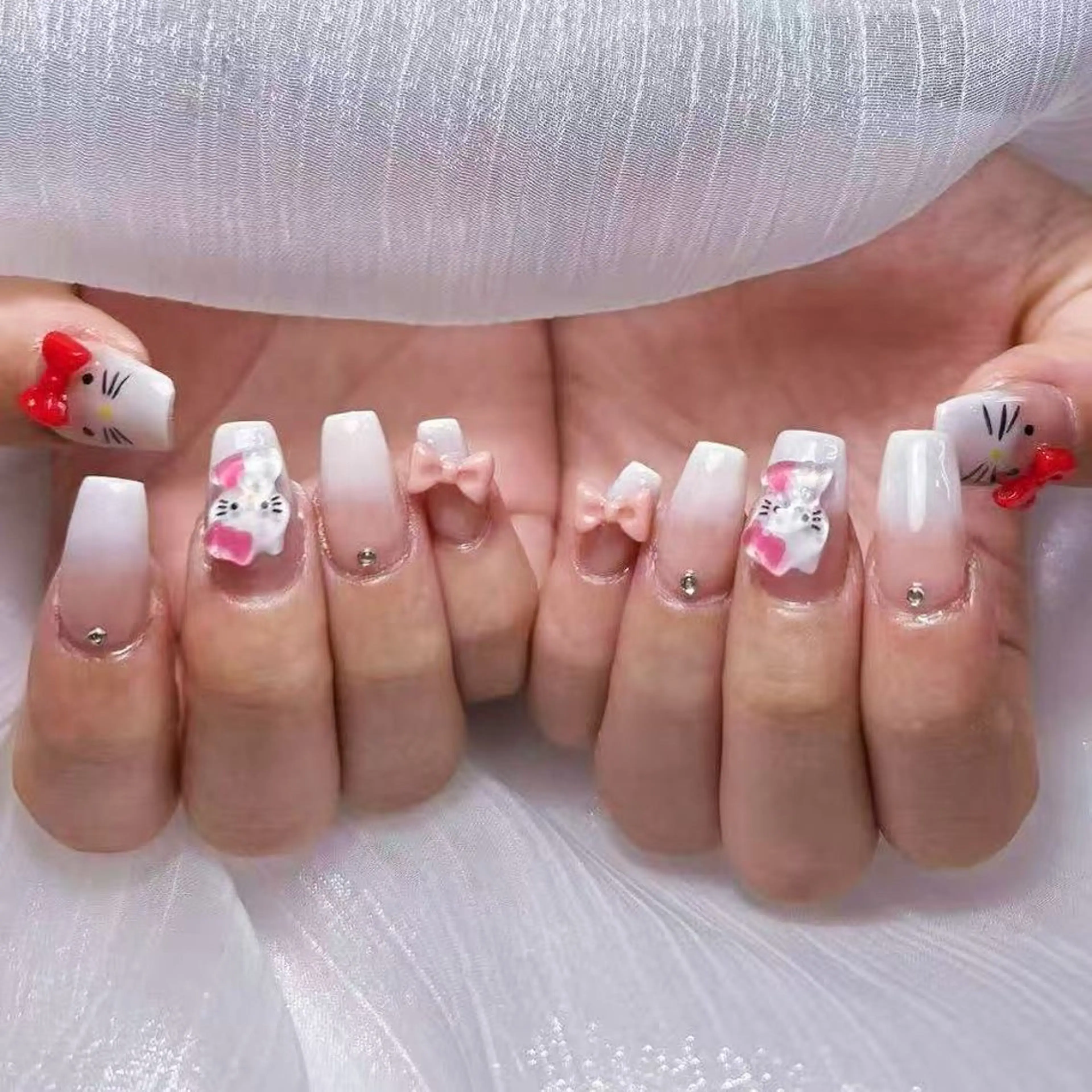 ネイル アートネイル オーロラネイル ガーリー キラキラネイル 韓国ネイル ハンドネイル yu ri 🌹のネイルデザイン