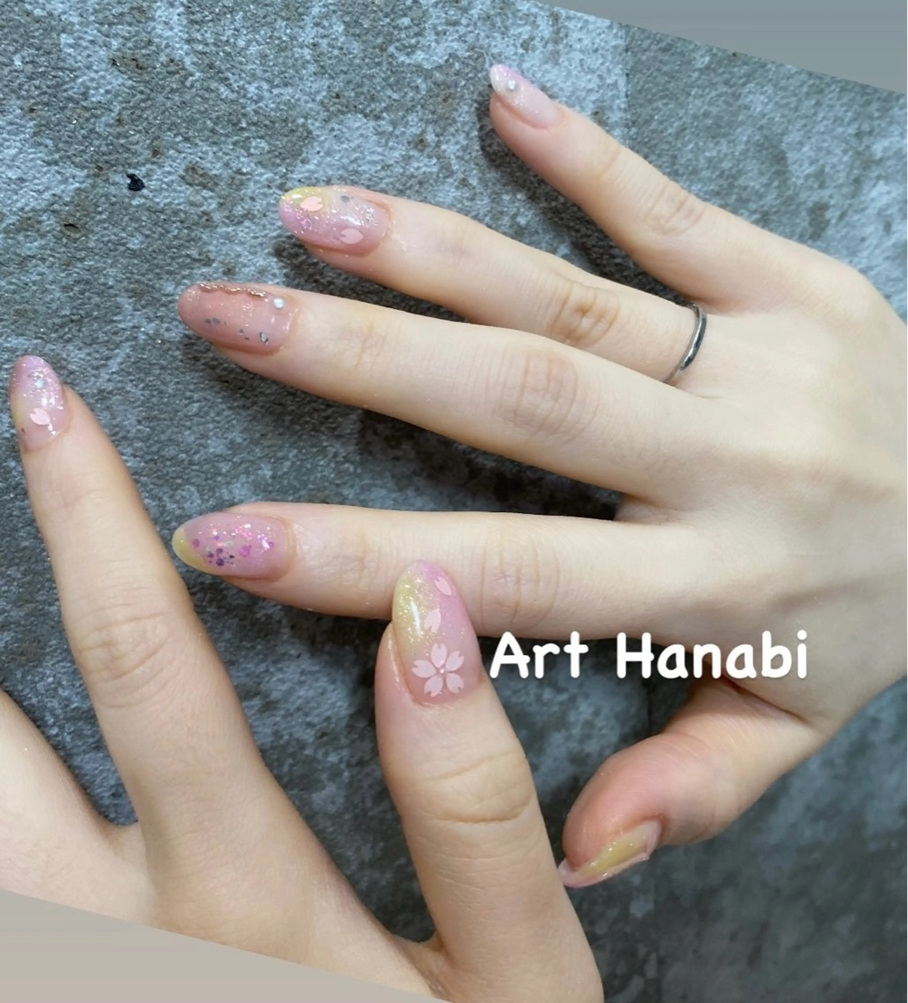 ネイル 桜ネイル ホログラムネイル ニュアンスネイル 黄色 Art Hanabi所属・Art Hanabi ミリのネイルデザイン