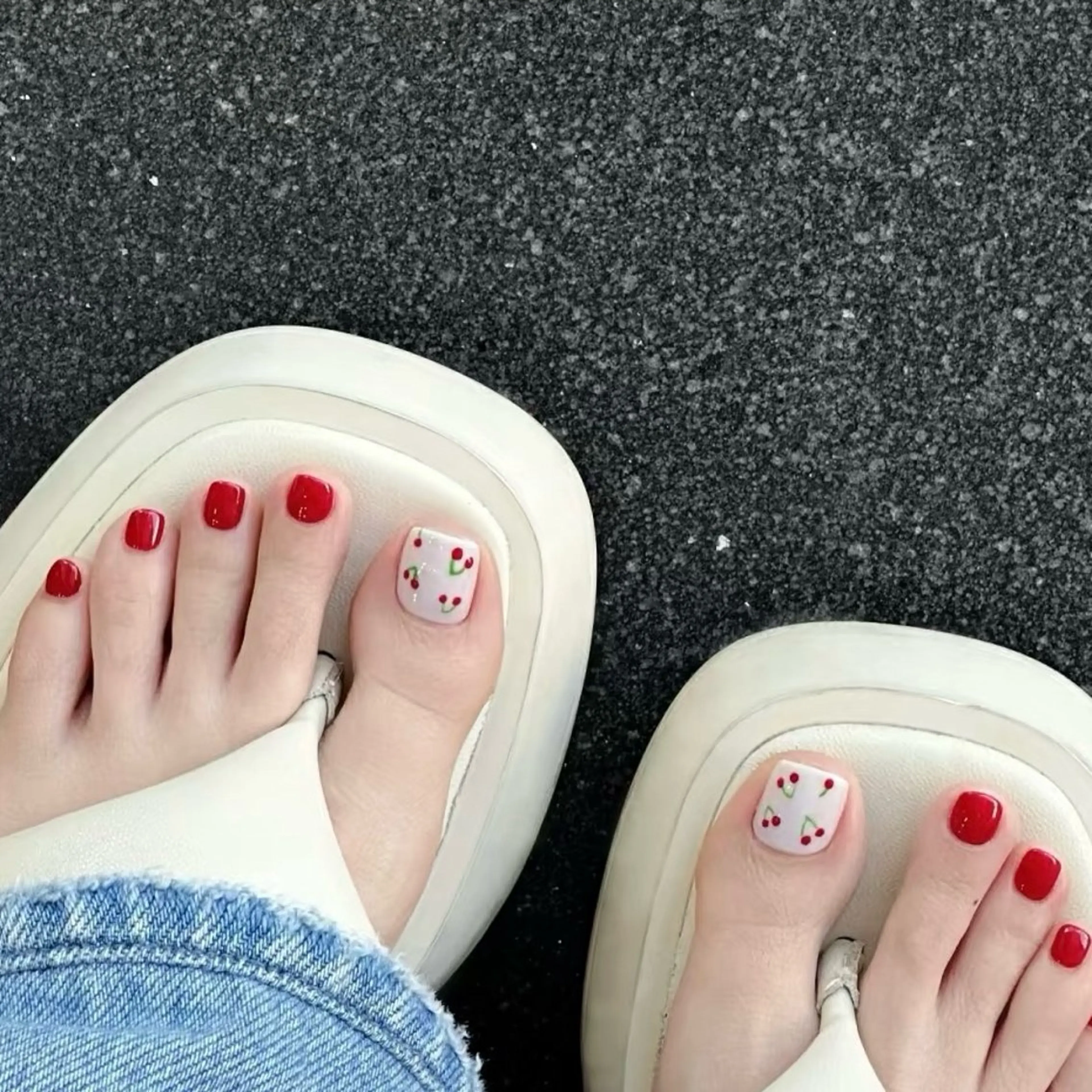 フット🌸デザイン(デザイン2本まで)【初回ジェルオフ無料ケア込み】¥6500の写真