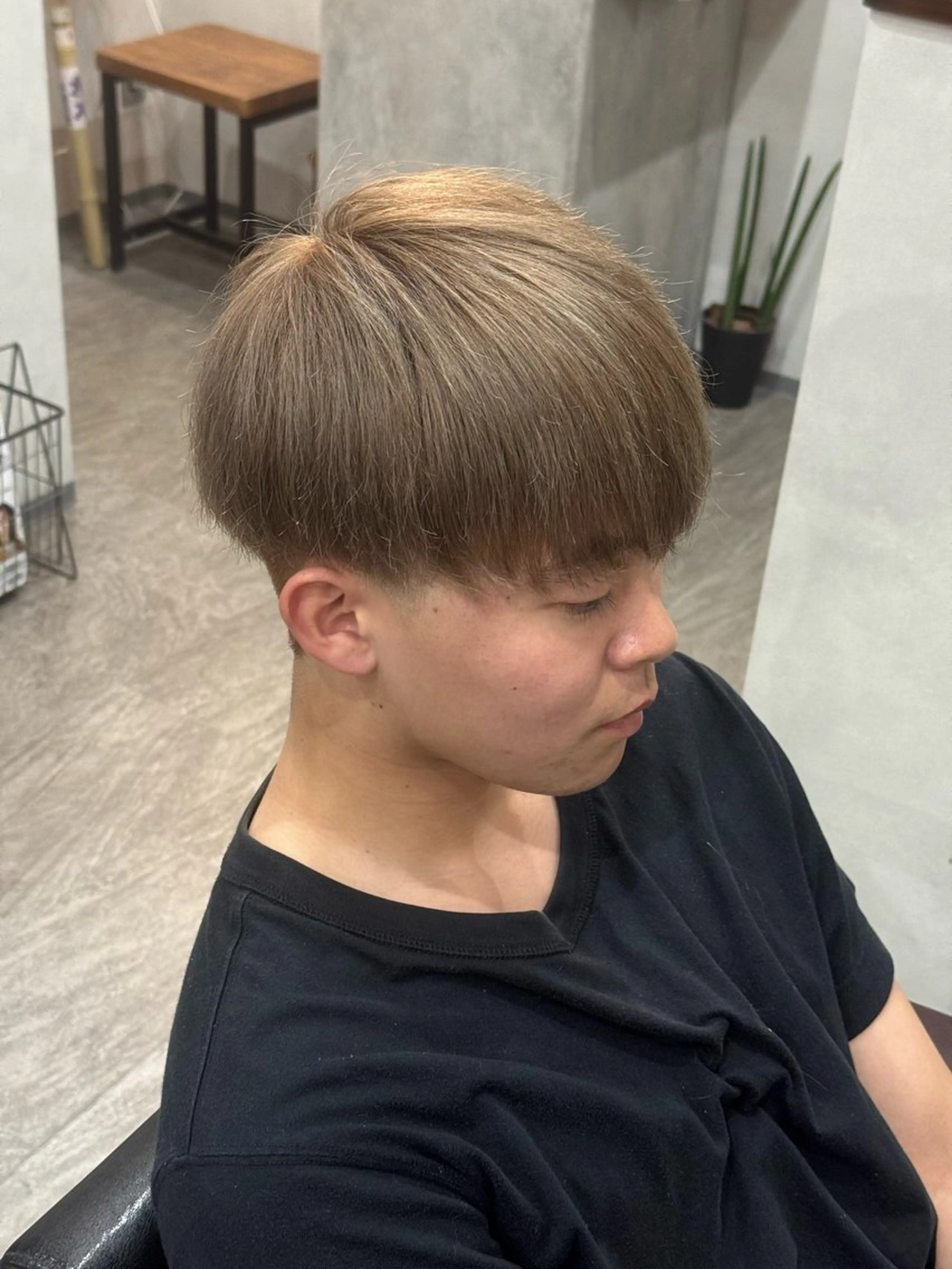 ショート カラー メンズ メンズブリーチ ベージュカラー ブリーチ ミルクティーベージュ カット ヘアカラー 鈴木 陸のヘアスタイル