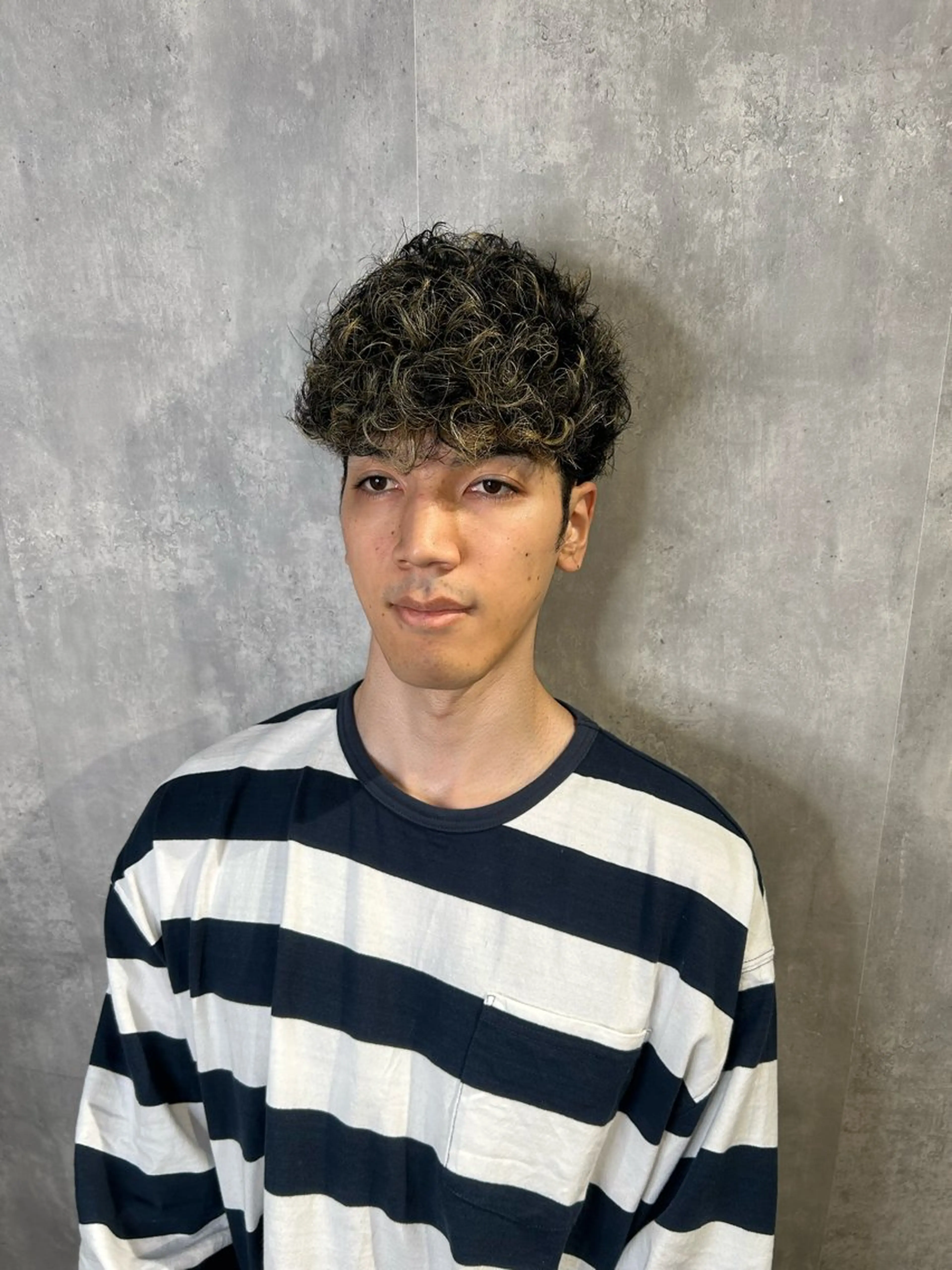 ショート パーマ メンズ スペインカール カット フェザーパーマ癖毛 曲がる縮毛矯正森岡のヘアスタイル