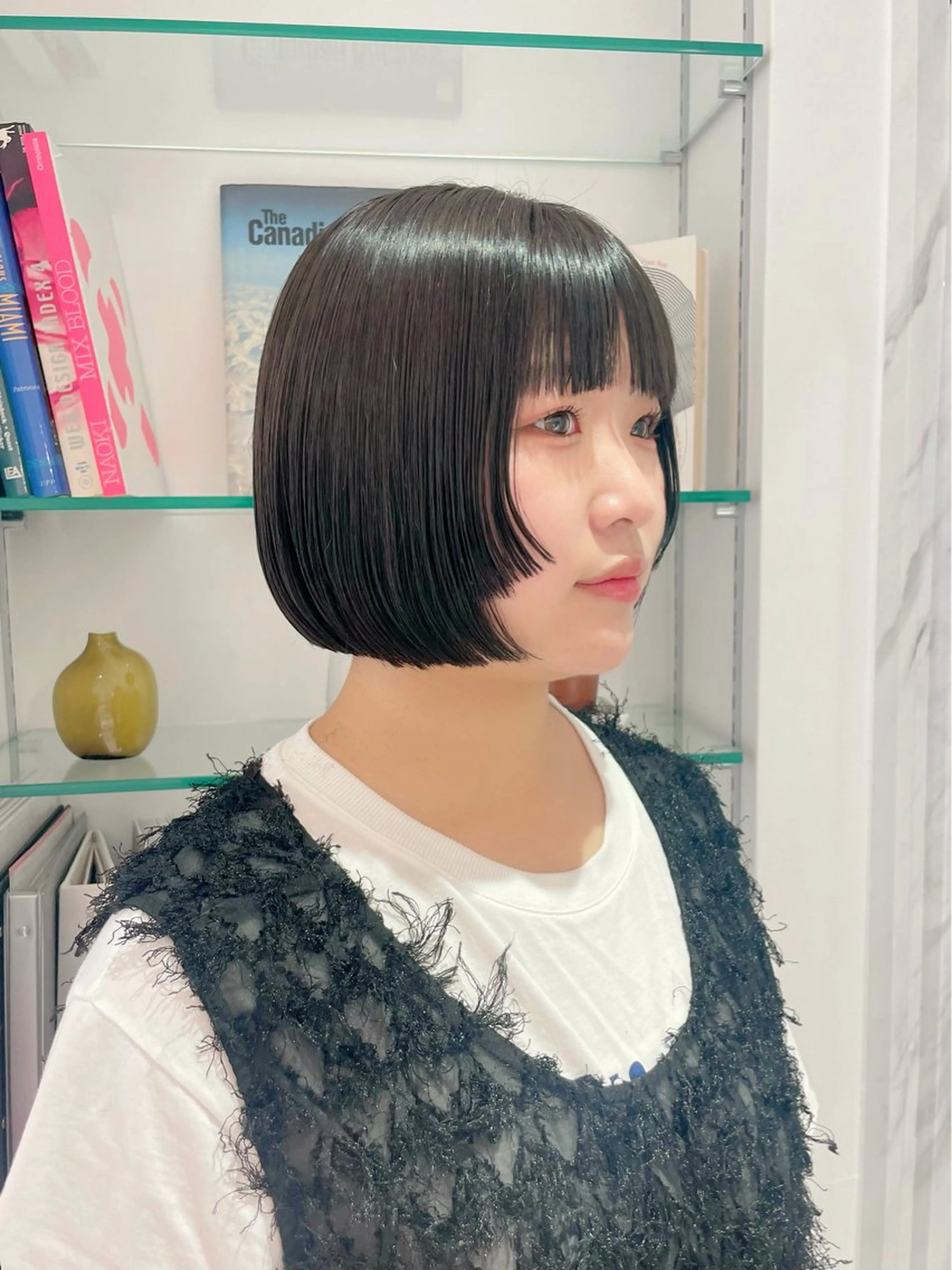 ショート カラー 黒髪 グレーブラック ボブ カット ヘアカラー 佐藤 綾郁のヘアスタイル