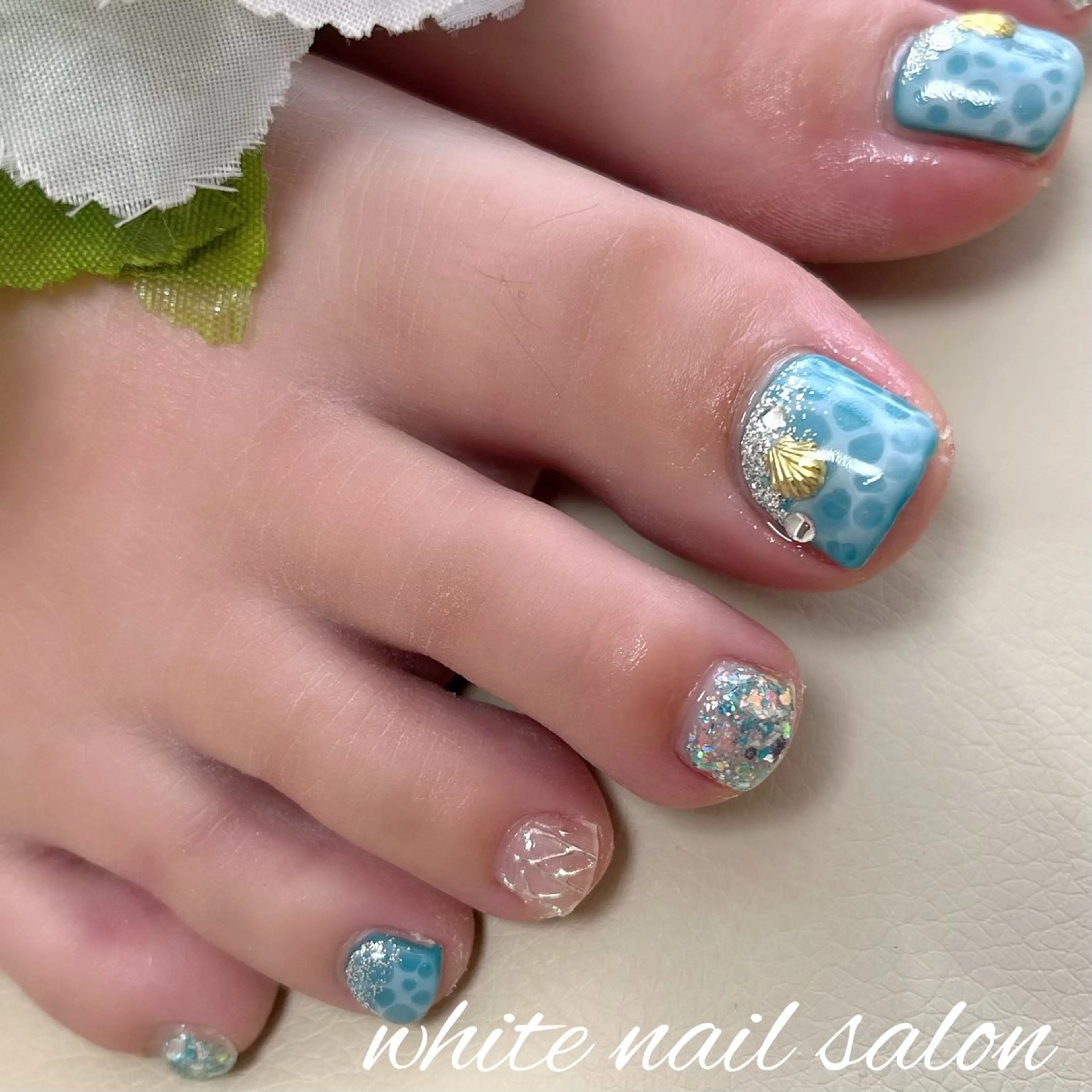 ネイル フットネイル ジェルネイル ハードジェル ラメ(グリッター) 持ち込み フットネイル white nail salonのネイルデザイン