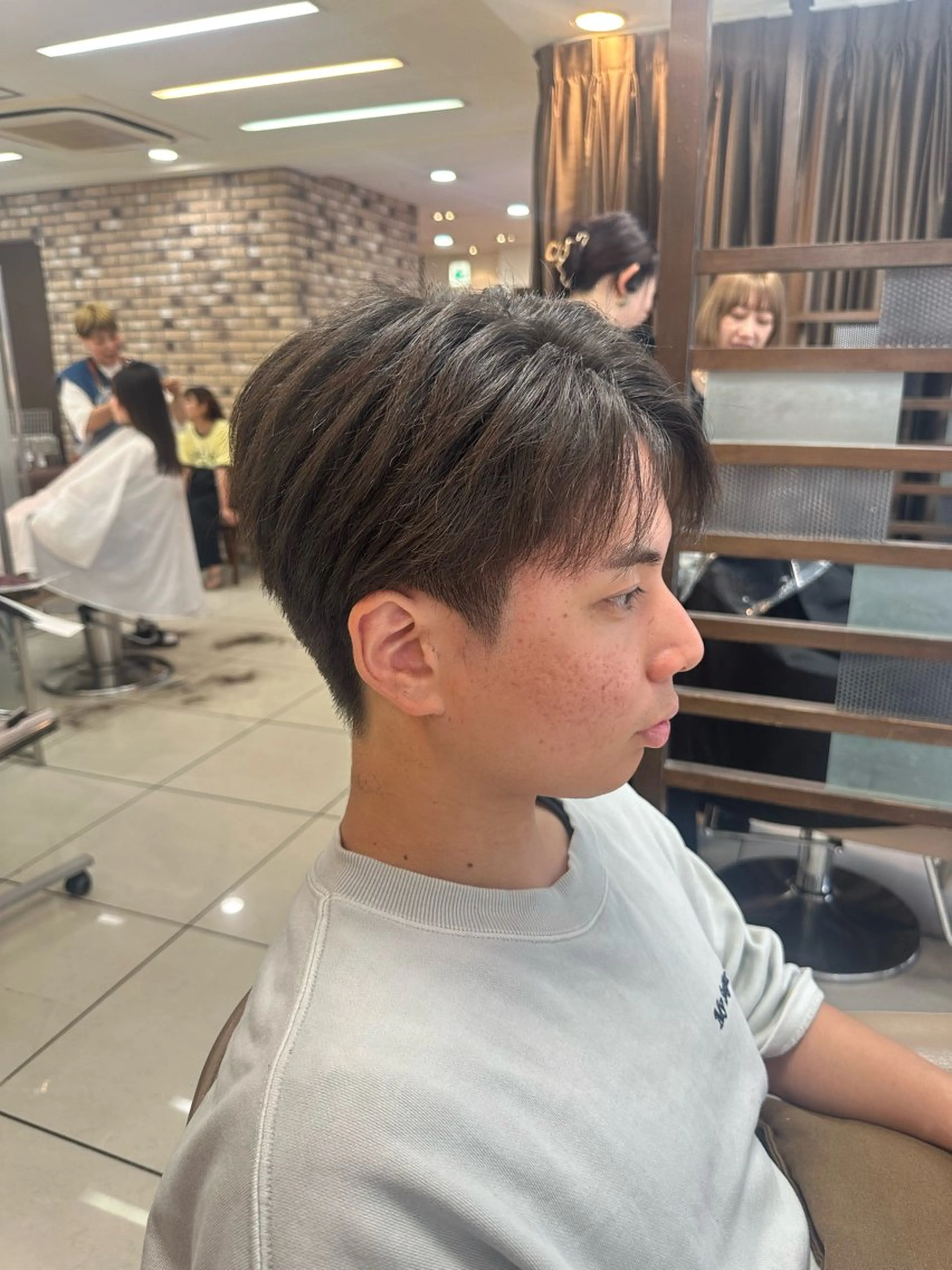 メンズ カット ラウンドマッシュシャ ドウニュアンスパーマのヘアスタイル