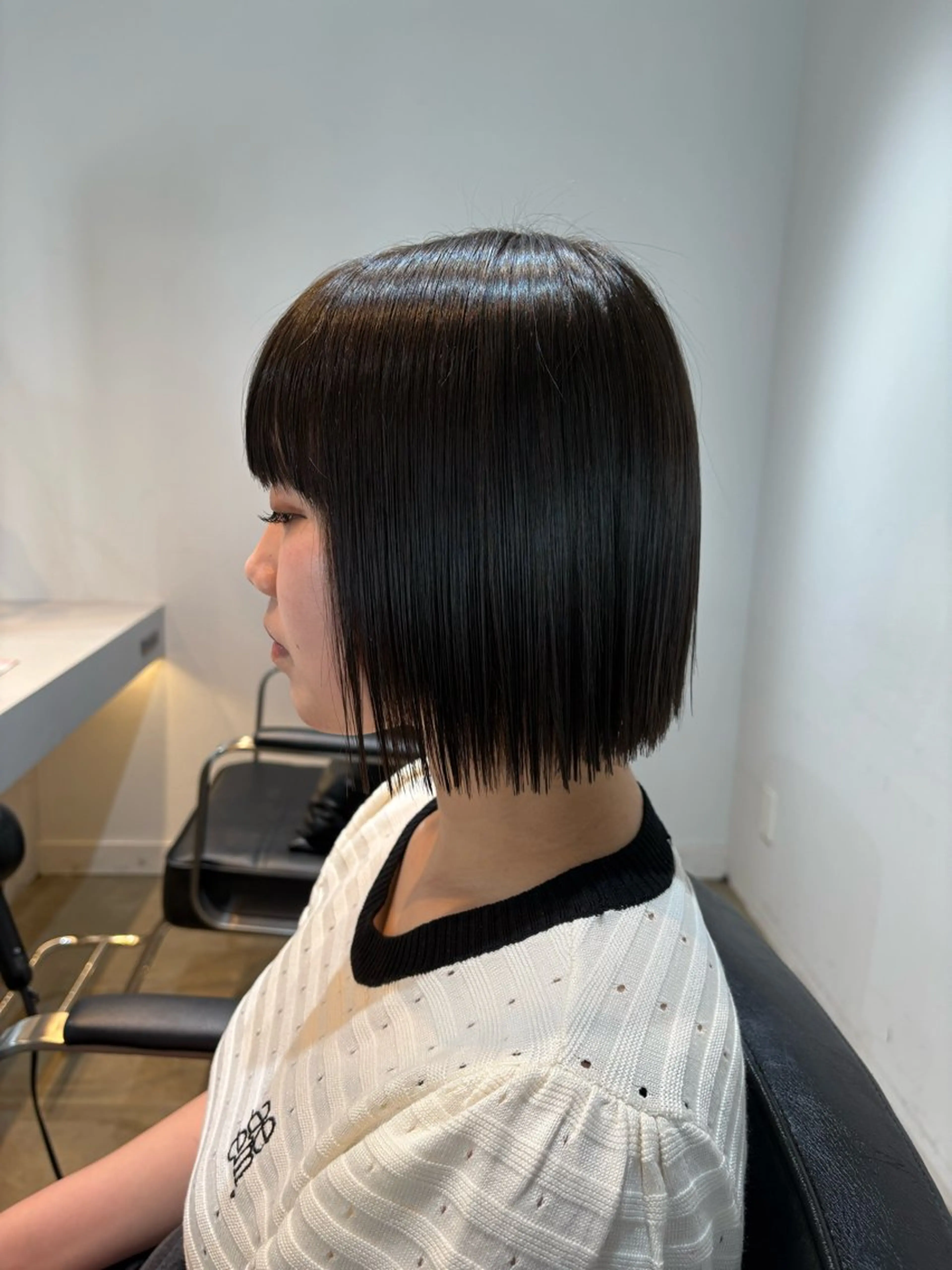 ミディアム カラー 切りっぱなしボブ ボブ カット ヘアカラー トリートメント GISELA サリナのヘアスタイル