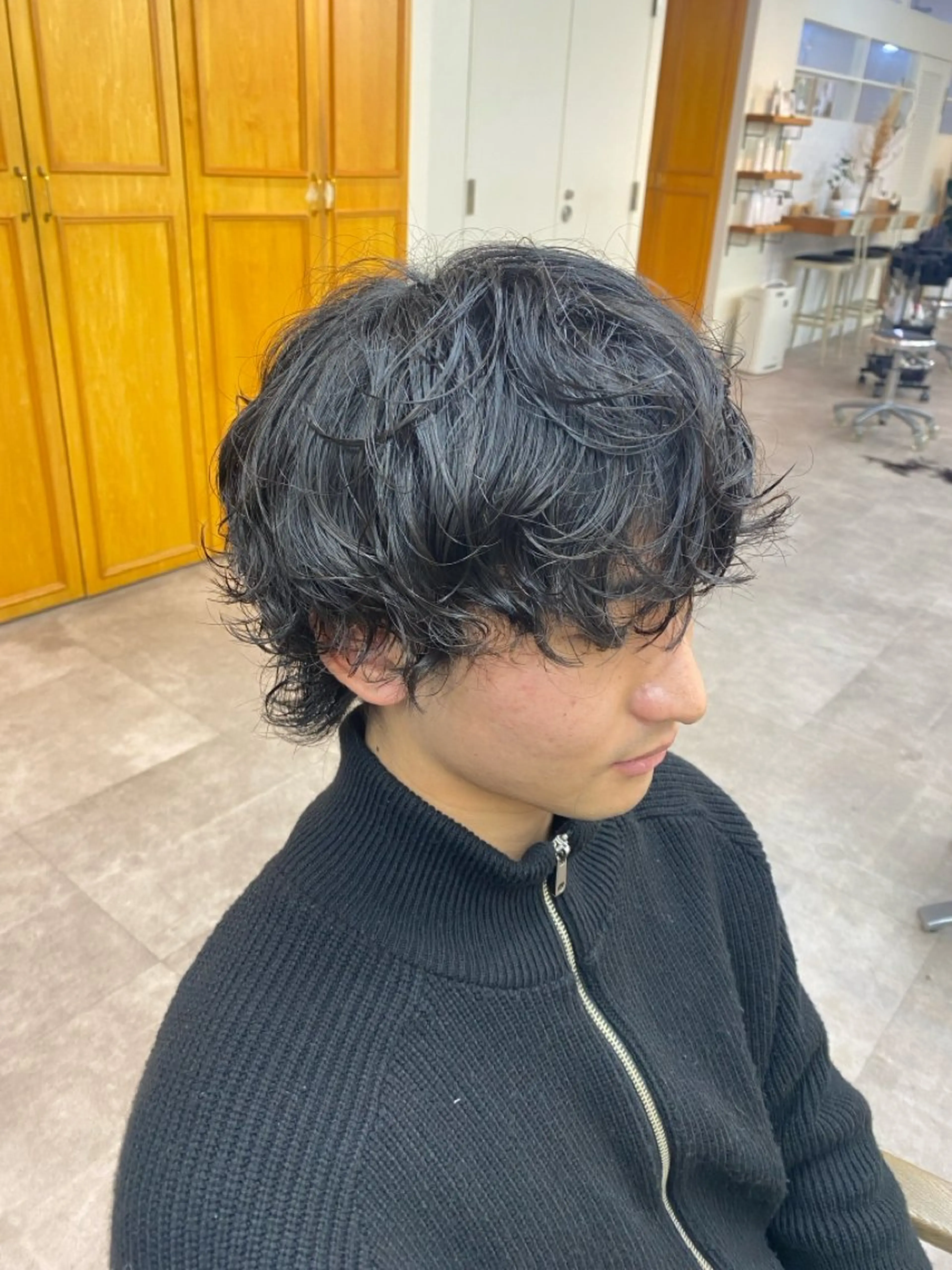 パーマ メンズ マッシュウルフ マッシュ メンズパーマ メンズウルフカット ウルフカット パーマ オリーブカラー🫒 透明感カラーMAOのヘアスタイル
