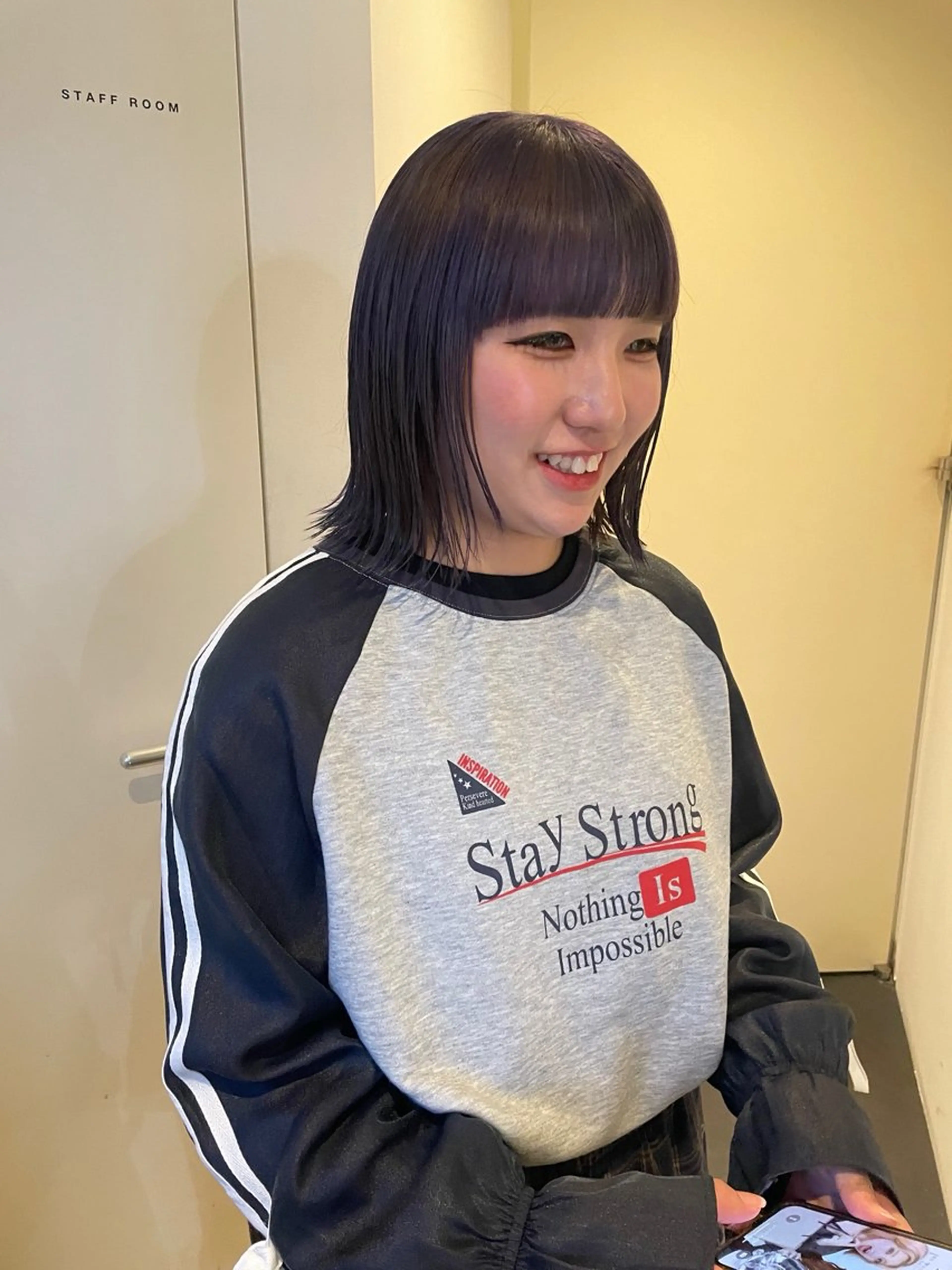 ショート カラー グレージュ ラベンダーカラー ラベンダーグレージュ ラベンダーグレー ボブ カット ヘアカラー トリートメント MIU/ルーツカラー ボブ/顔周りレイヤーのヘアスタイル