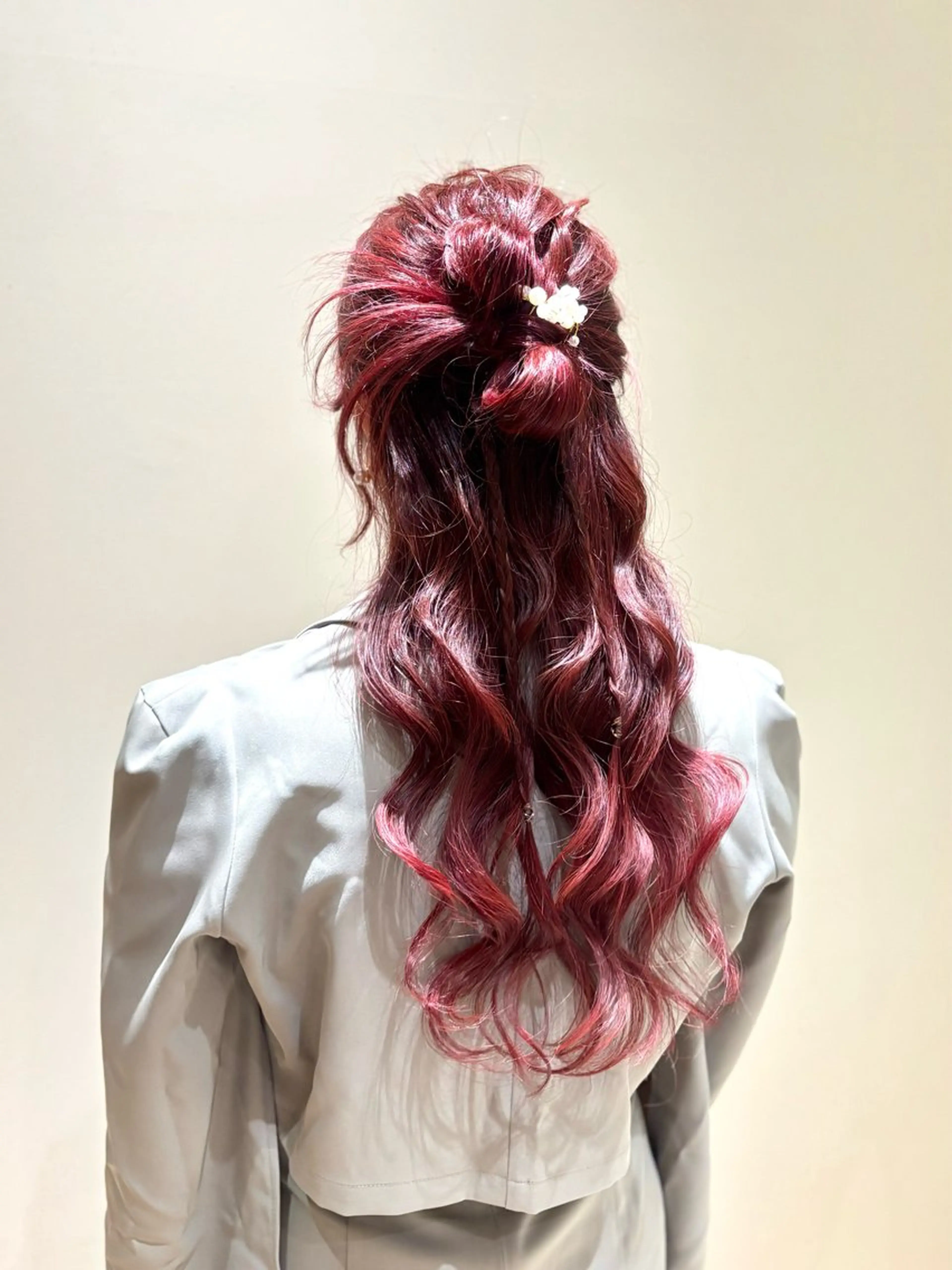 ロング カラー ヘアアレンジ ブリーチ ブリーチなしカラー ピンクカラー ヘアセット miwa♡暖色カラー 盛れる顔周り.ヘアメのヘアスタイル