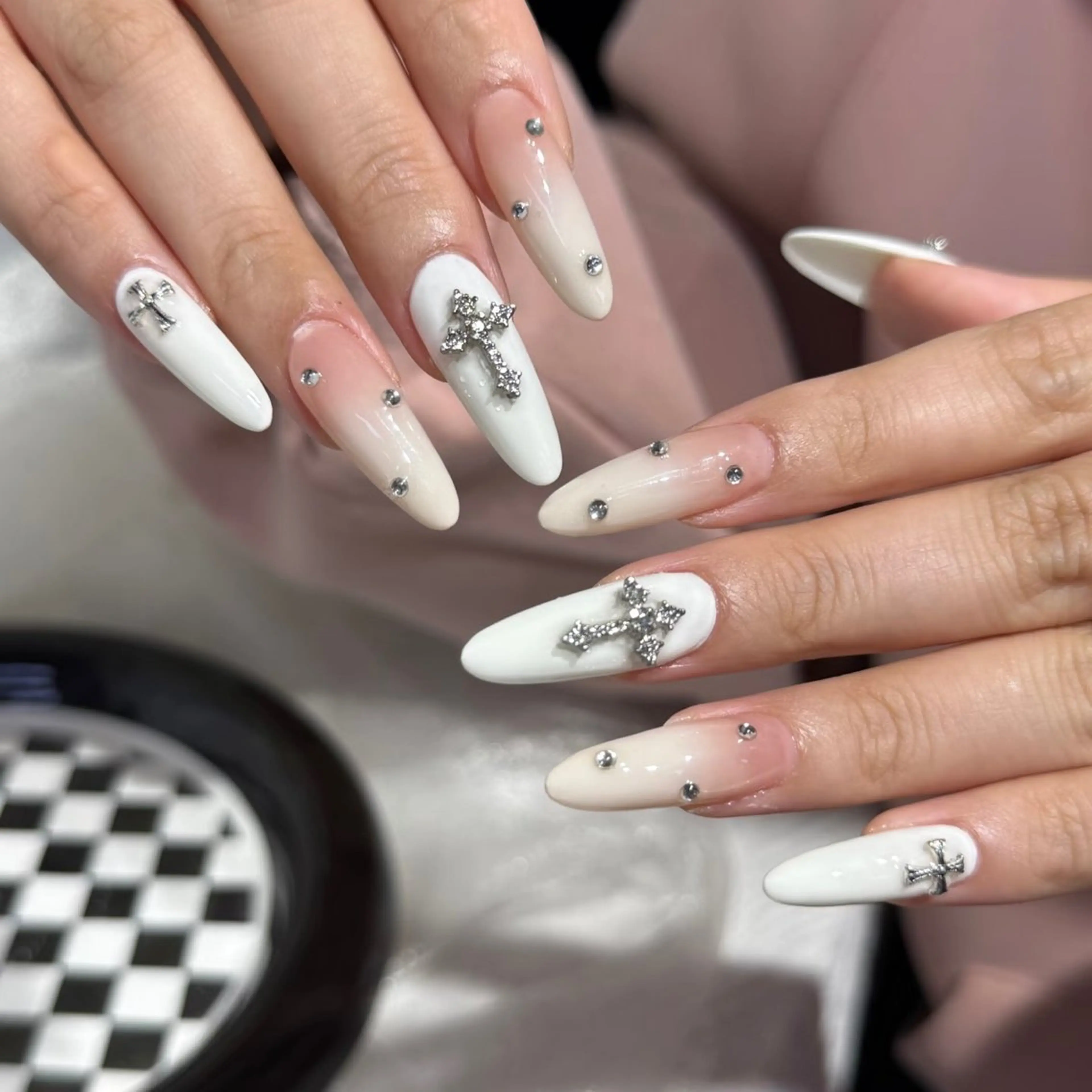 ネイル チークネイル フレンチネイル ジェルネイル ガーリー キラキラネイル ハンドネイル UM nail salon所属・高橋 雪のネイルデザイン