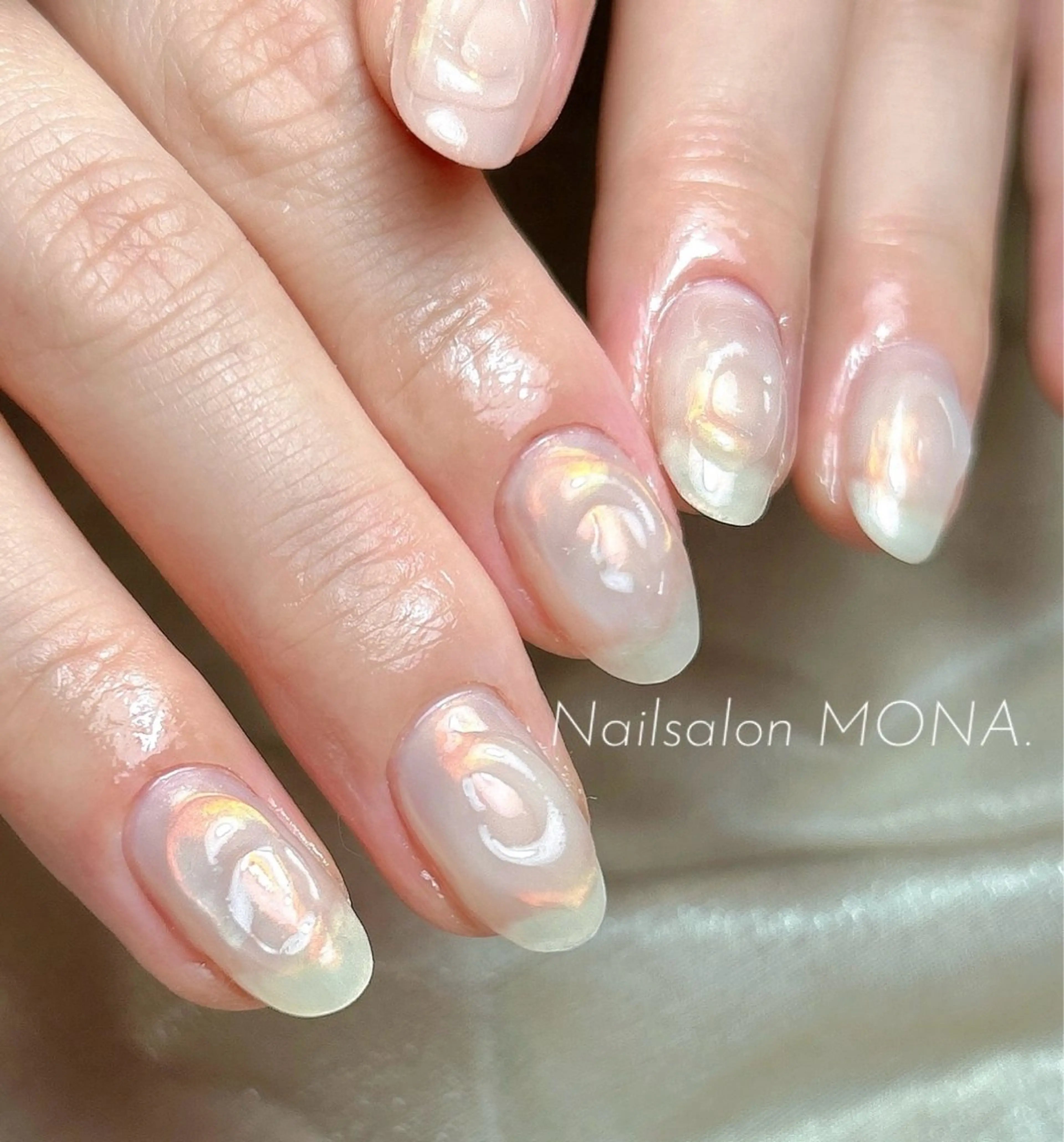 ネイル オーロラネイル ニュアンスネイル ぷっくりネイル ハンドネイル Nailsalon MONA.のネイルデザイン