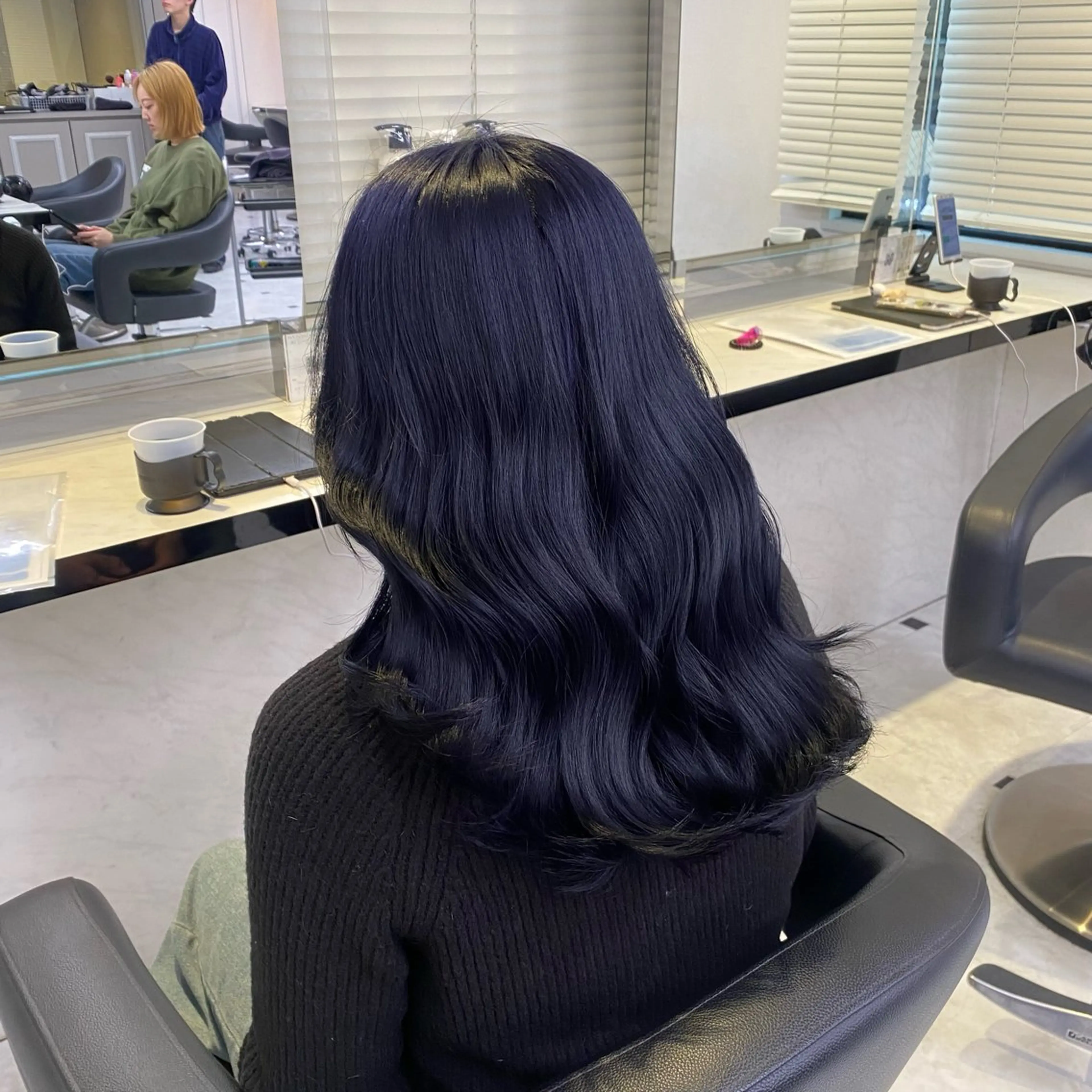 セミロング カラー 黒髪 ブリーチ ブルーカラー ブルーブラック ケアブリーチ ヘアカラー トリートメント ヘッドスパ ヘアセット ♡ダブルカラー♡ 透明感カラー♡AIのヘアスタイル