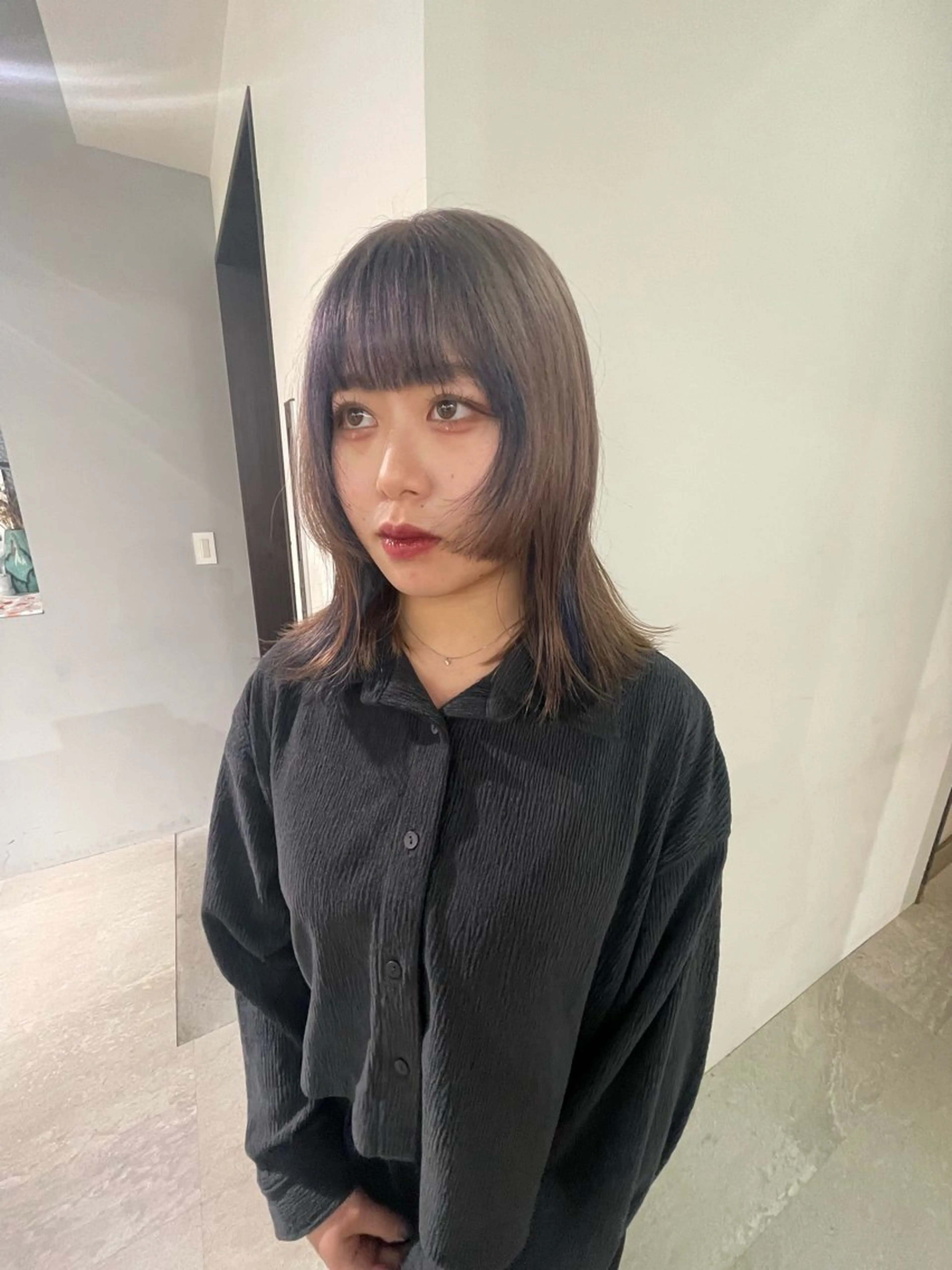 ミディアム カラー ベージュカラー 黒髪 ブロンド ブルーカラー ブルーブラック ヘアカラー トリートメント MIU/ルーツカラー ボブ/顔周りレイヤーのヘアスタイル