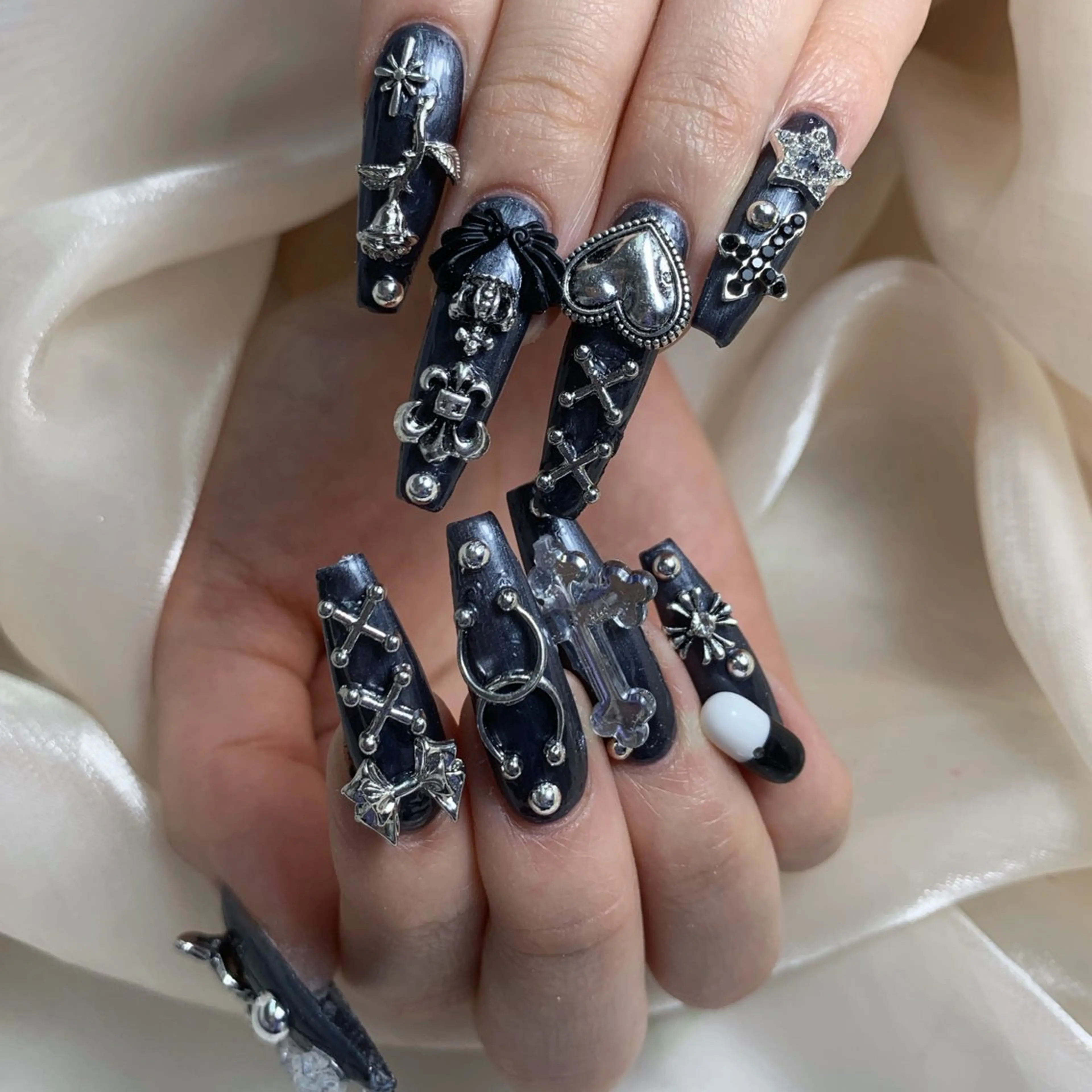 ネイル オーロラネイル フレンチネイル ハート キラキラネイル 韓国ネイル ハンドネイル Melody Nail所属・Melody 3D/スカルプ専門店のネイルデザイン