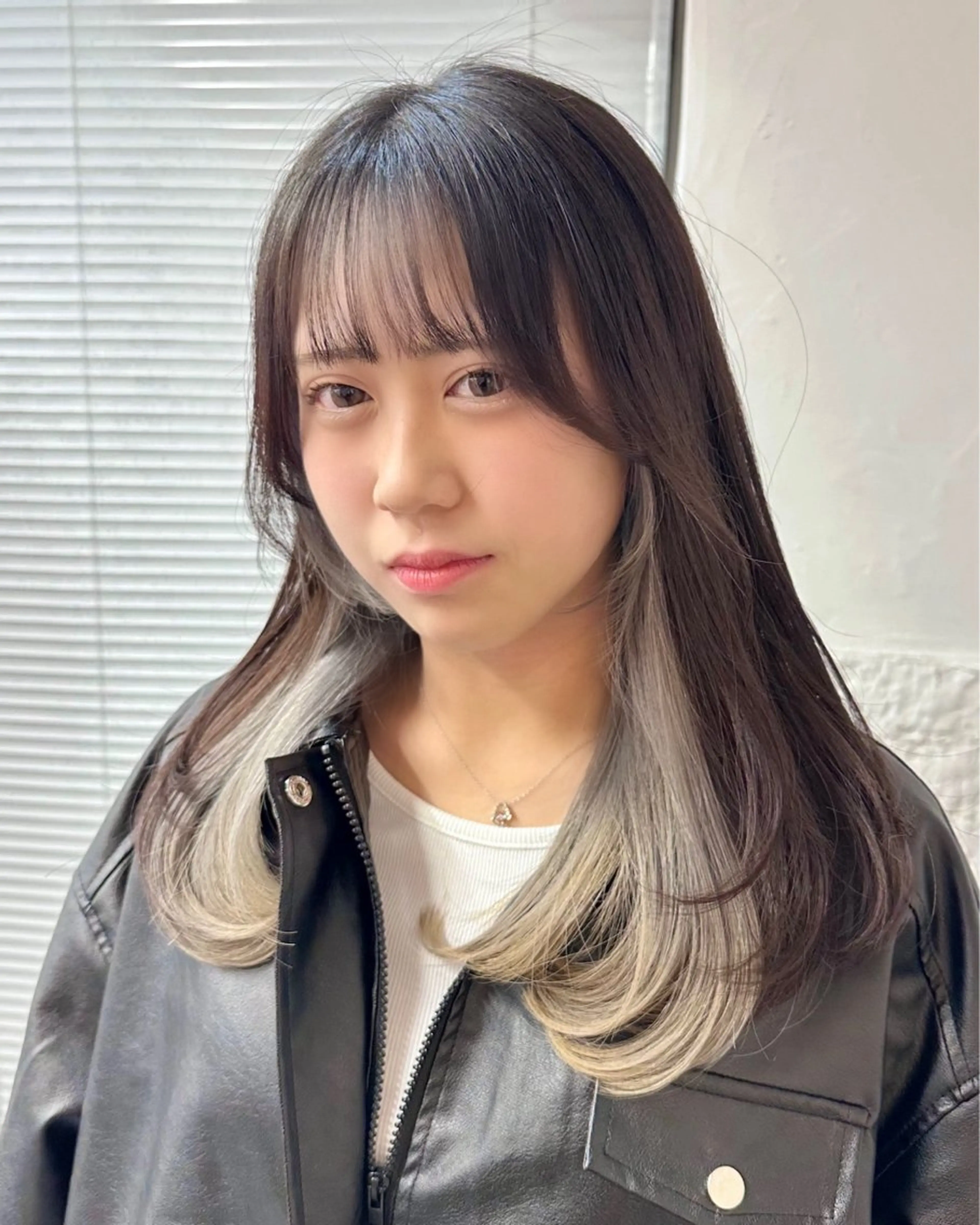 セミロング カラー ブリーチ ケアブリーチ インナーカラー レイヤーカット カット ヘアカラー トリートメント インナーカラー/レイ ヤーカット♡/マキシのヘアスタイル