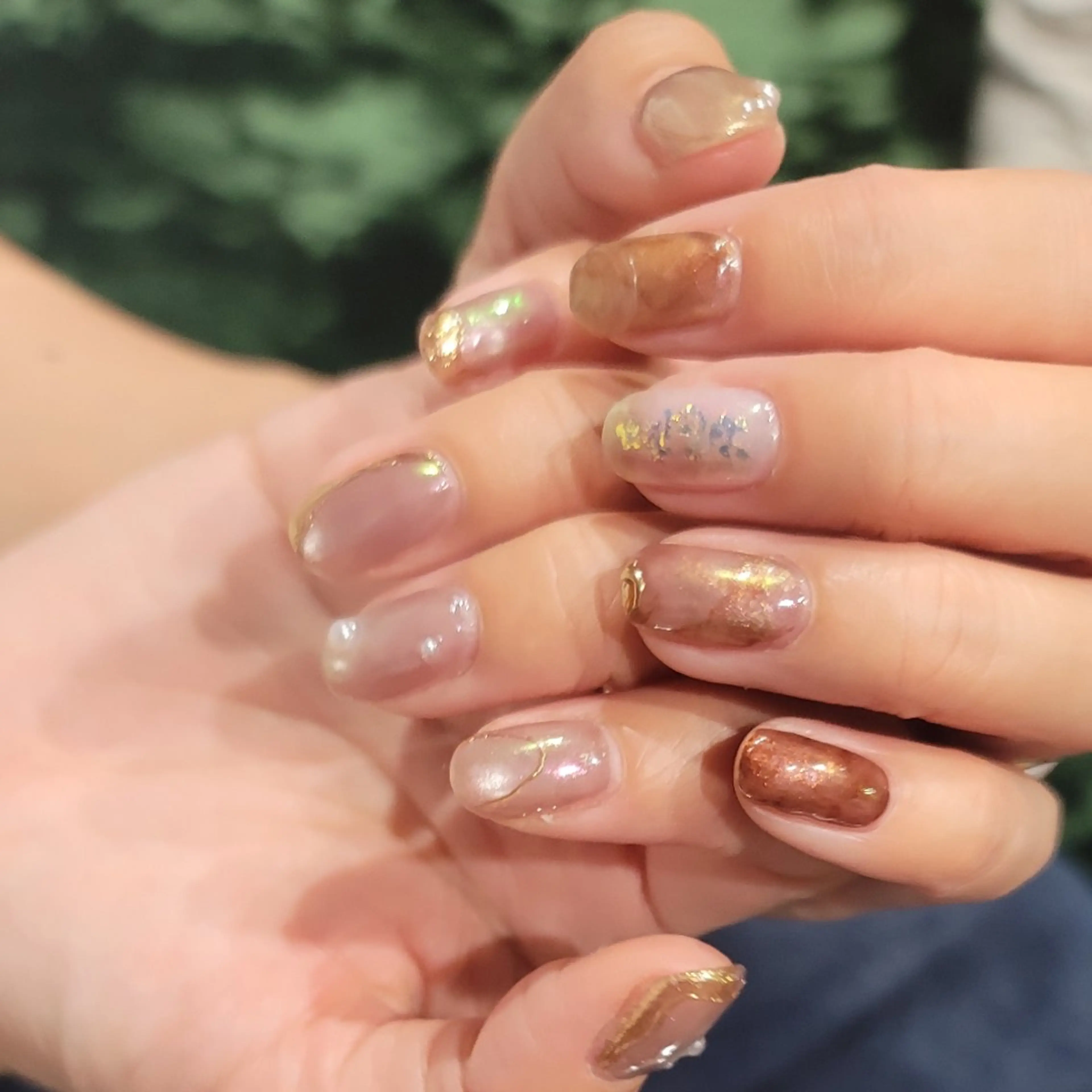 ネイル ゴールド マグネットネイル ニュアンスネイル ハンドネイル 🌲🌳🚪iiit o🌲🌳🌲のネイルデザイン