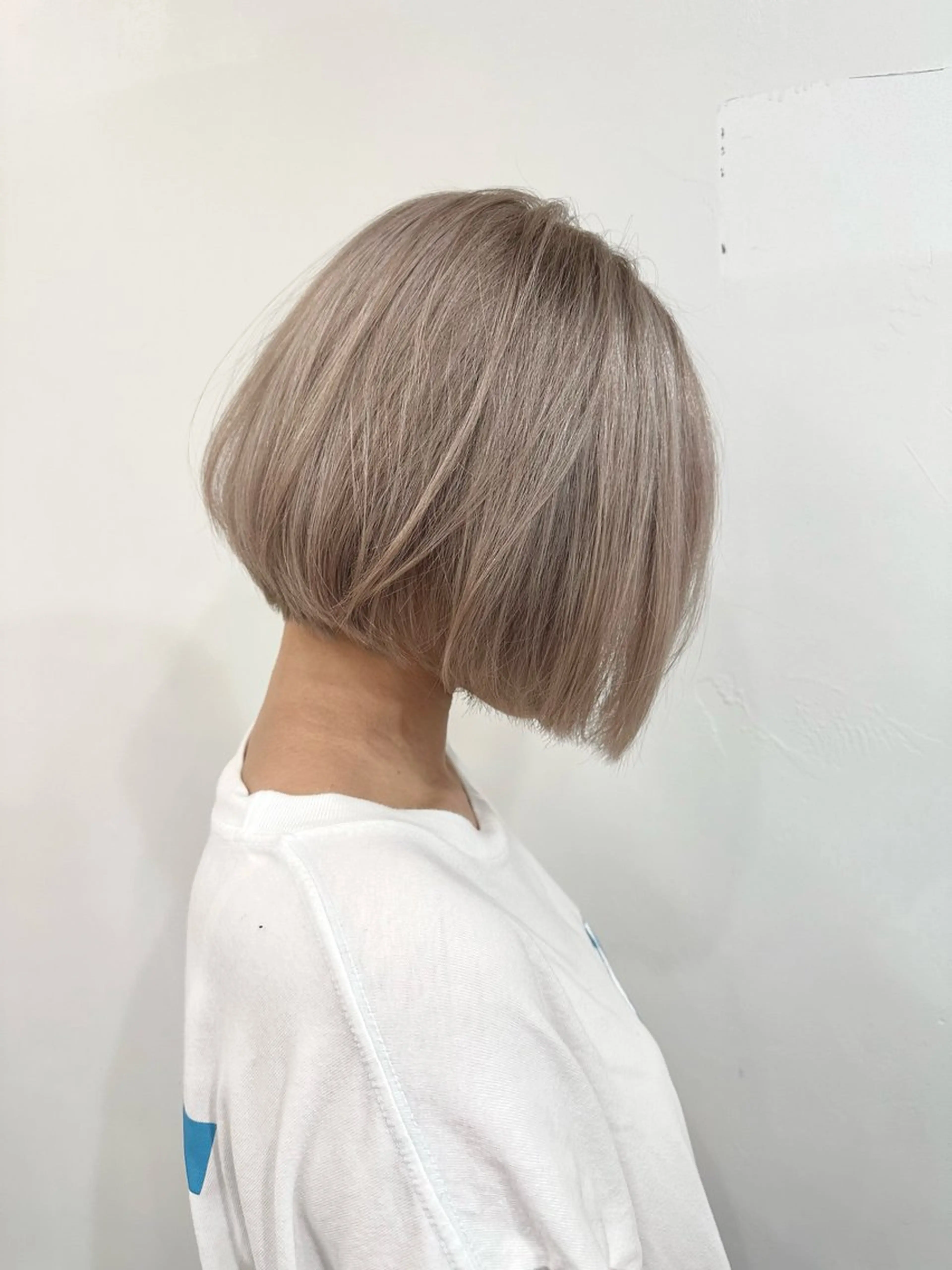 ショート カラー ヘアアレンジ ショートボブ ベージュカラー ブリーチ ケアブリーチ ミルクティーベージュ SALOWIN京都河原町Suite店所属・外国人風レイヤー/ ハイトーンSHUのヘアスタイル