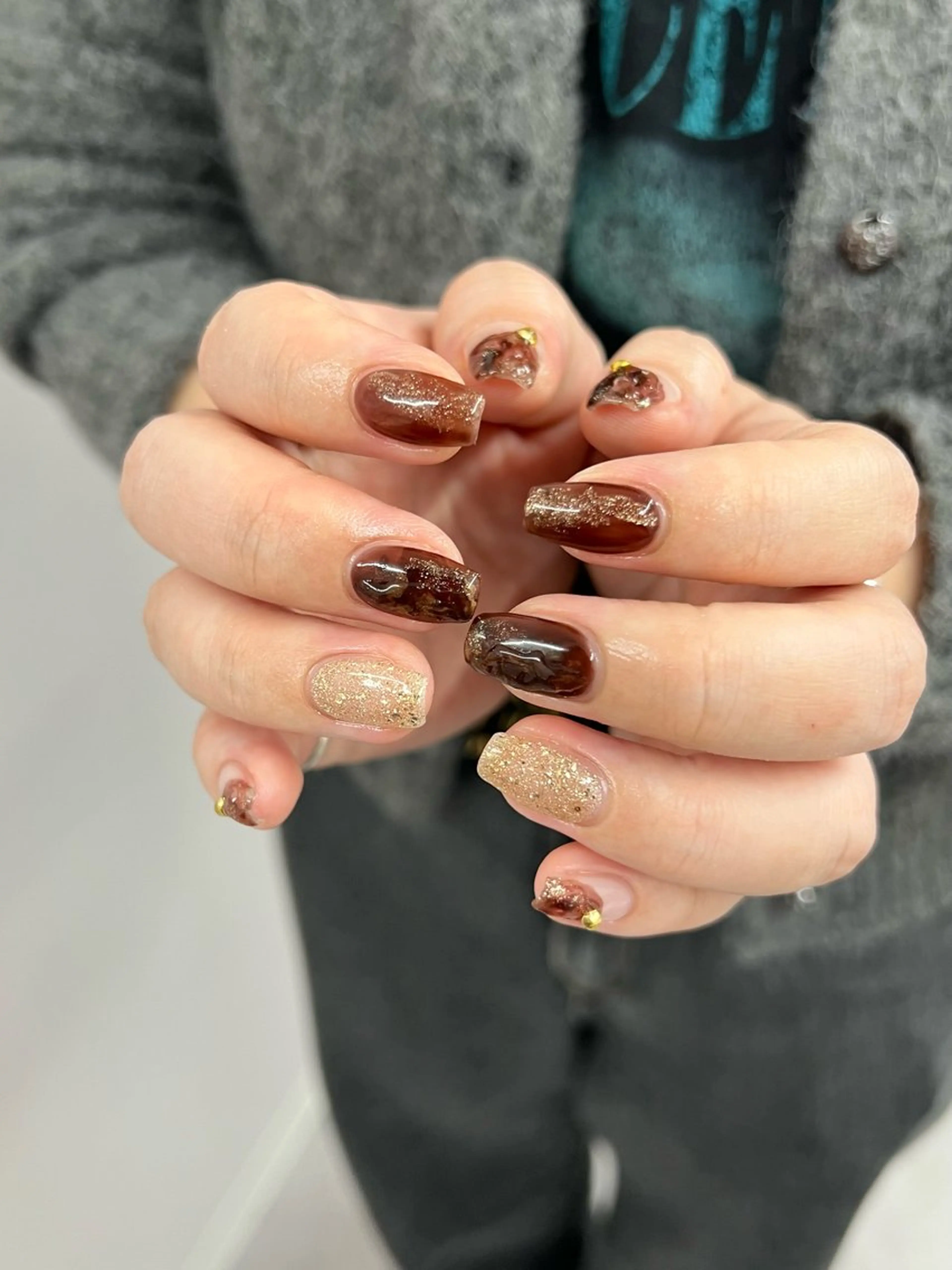 ネイル ブラウン ジェルネイル ゴールド マグネットネイル ニュアンスネイル ハンドネイル ハンドケア Bana_ Nailのネイルデザイン