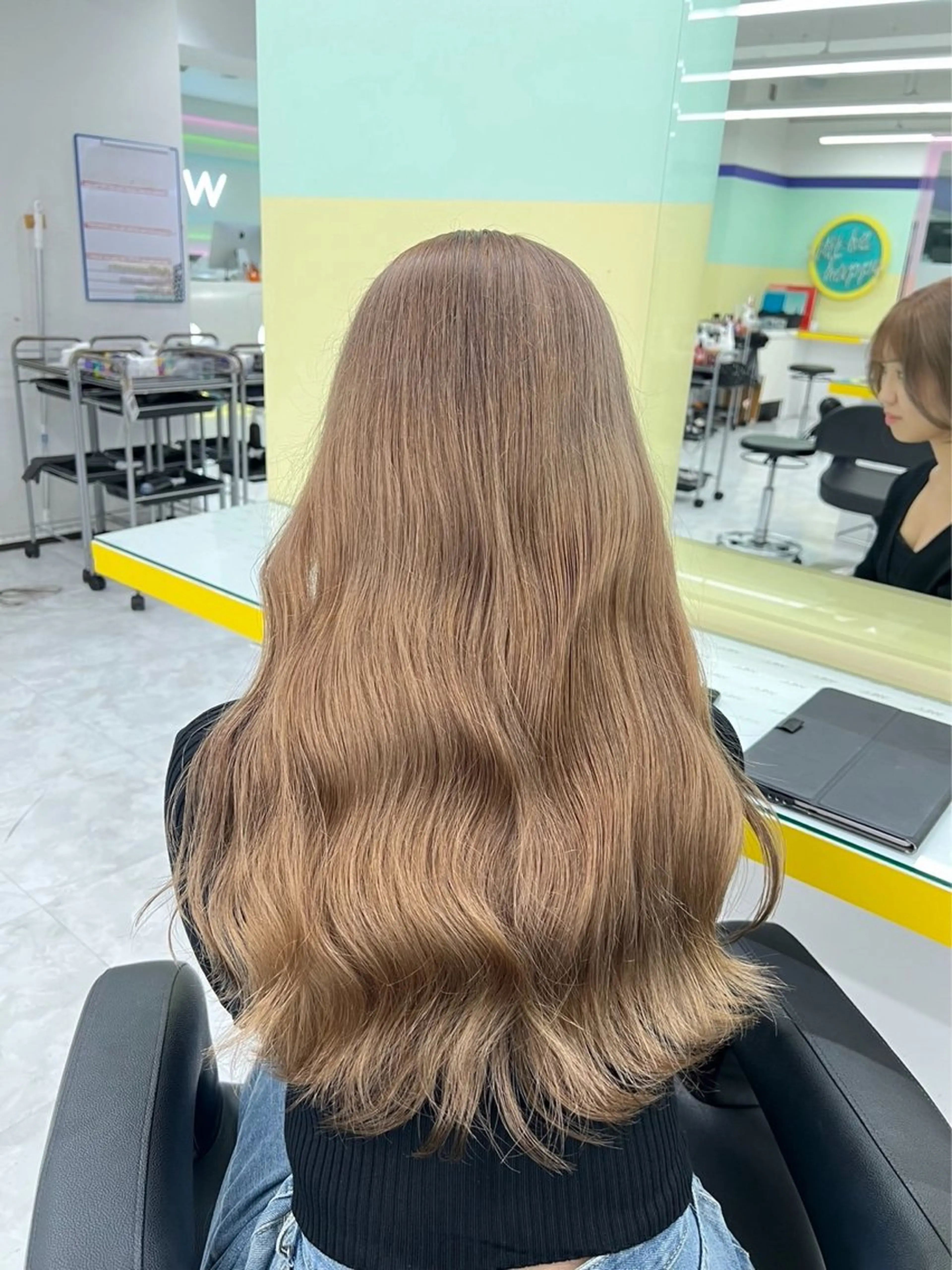 ロング ヘアカラー ハイトーンカラー 🦄レイヤーカットのヘアスタイル