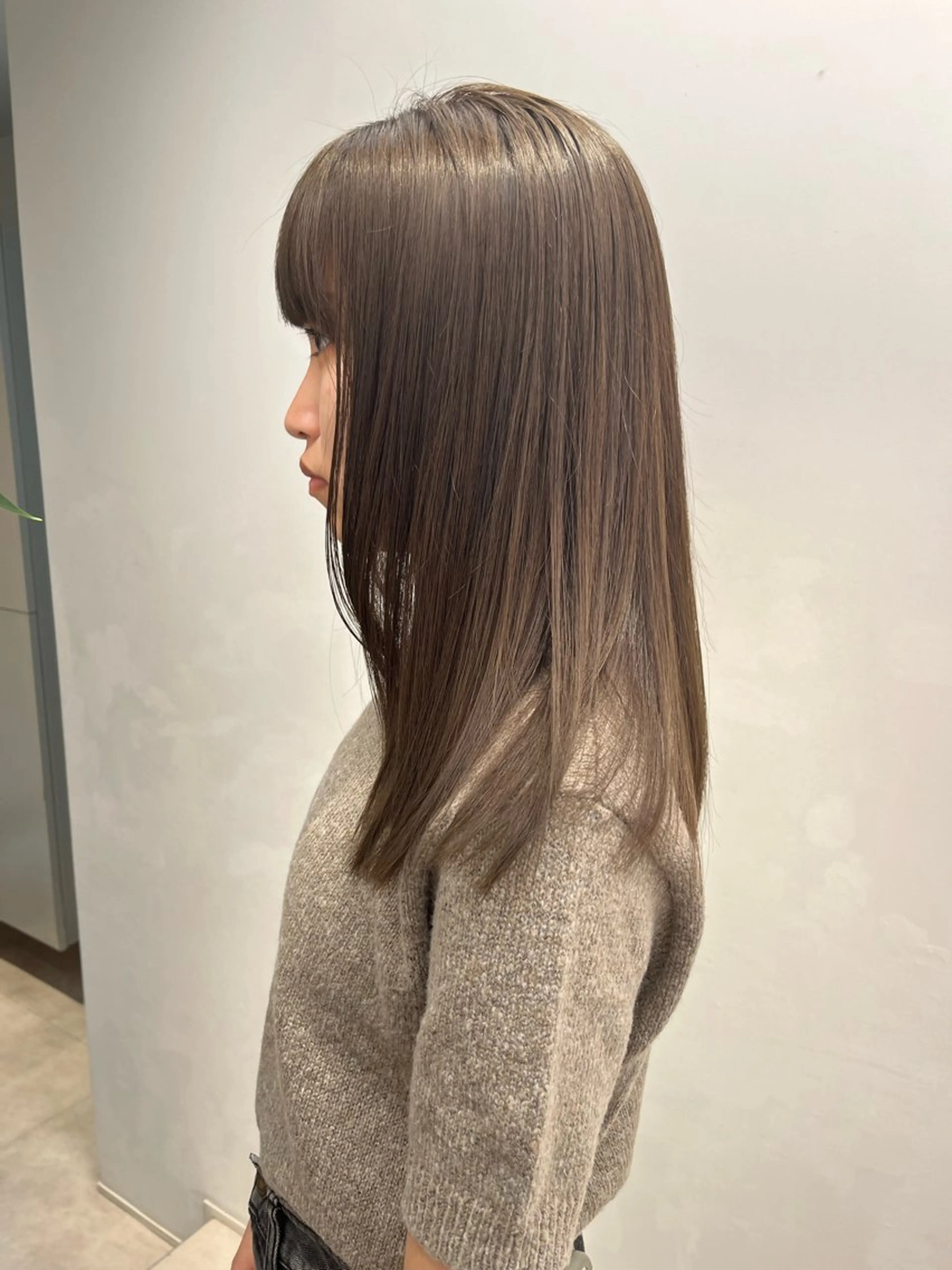 セミロング カラー ベージュカラー ブリーチ 透明感カラー ブリーチなしカラー ヘアカラー トリートメント スッと馴染むhair /ヨシダトモキのヘアスタイル