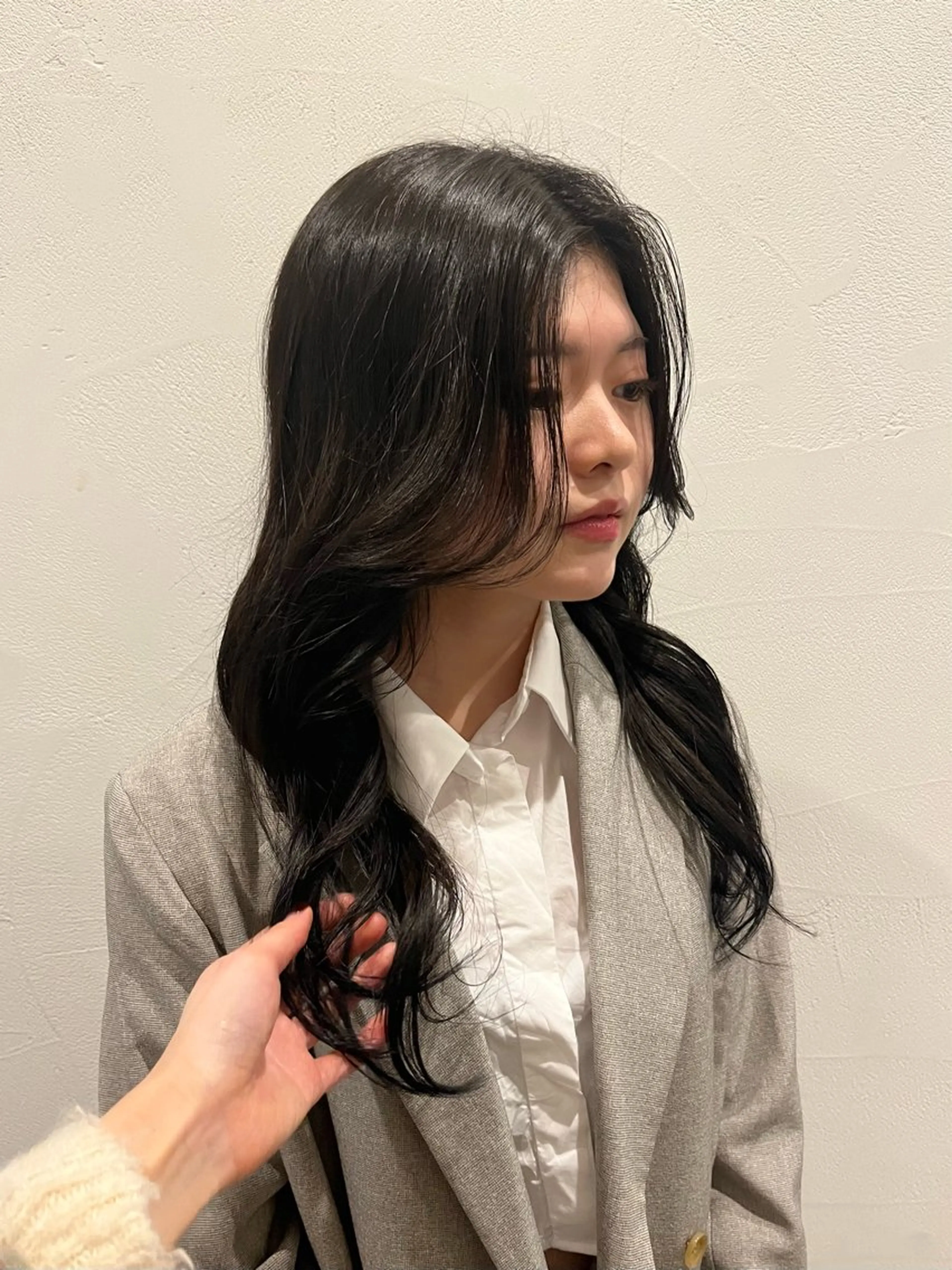 カラー ブリーチ 透明感カラー オリーブカラー レイヤー/ベージュ mikuのヘアスタイル