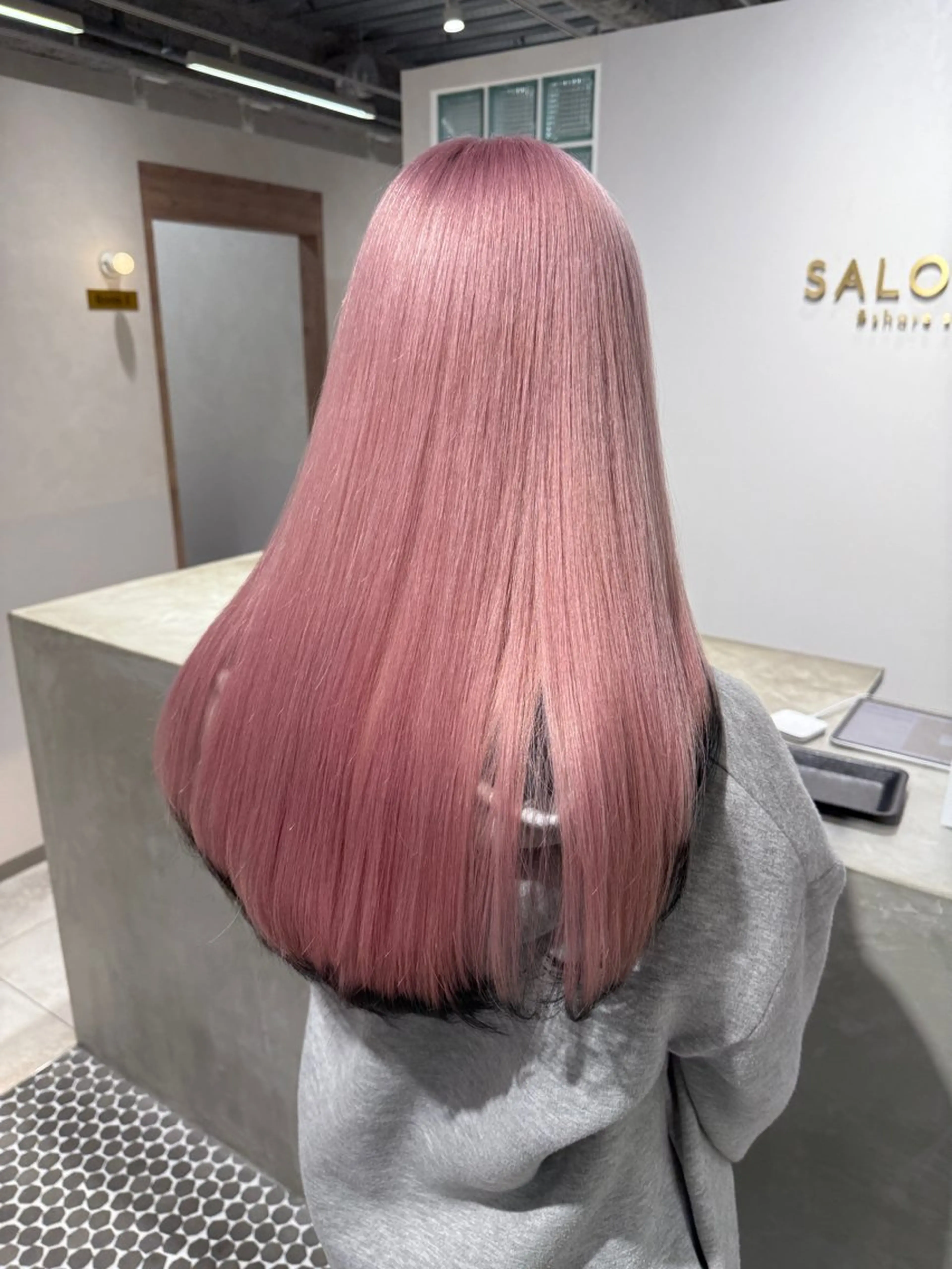 ロング カラー ハイトーン/ 縮毛矯正のヘアスタイル