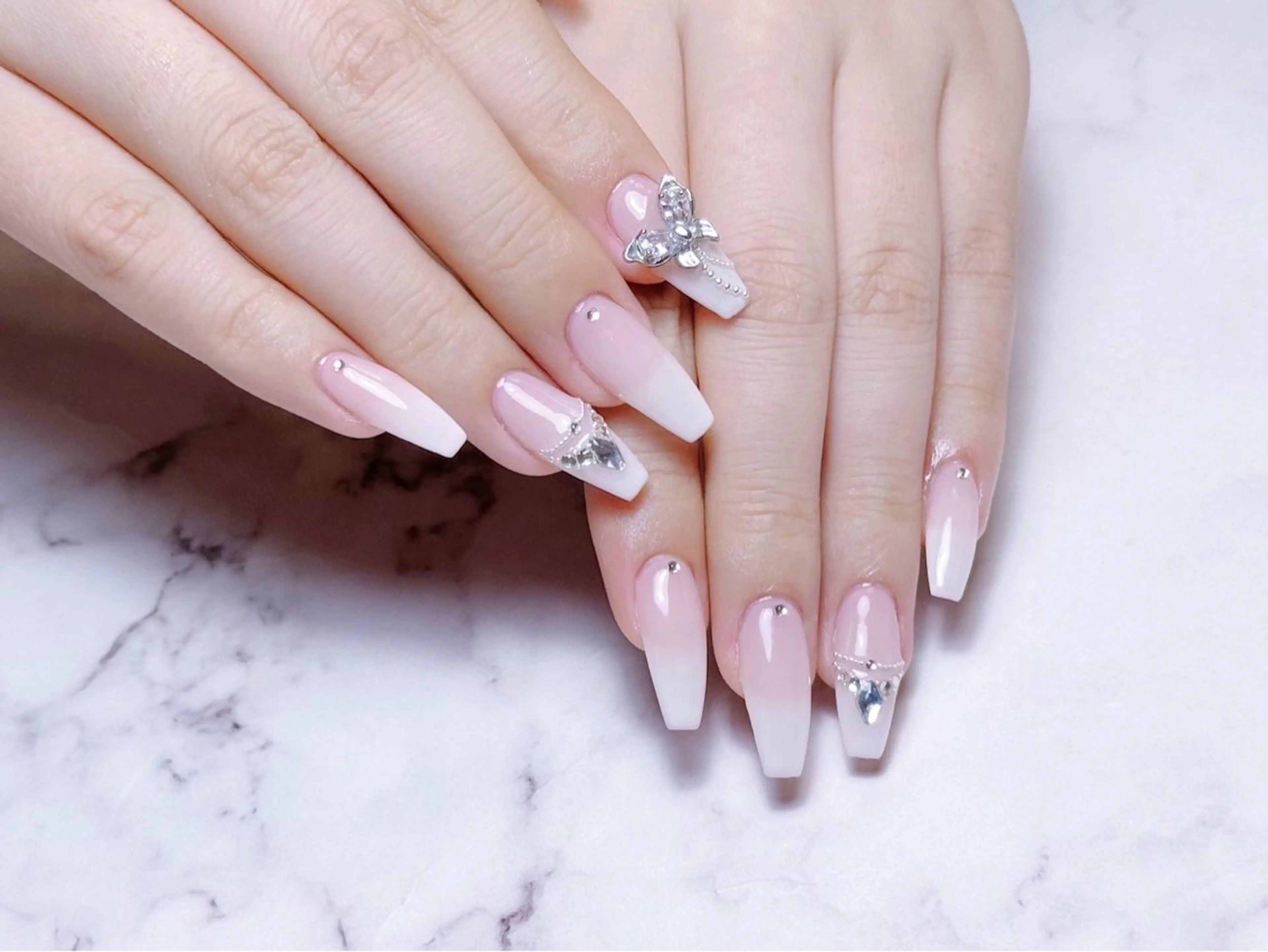 ネイル ハンドネイル ☁️Yun nail KiKi☁️のネイルデザイン