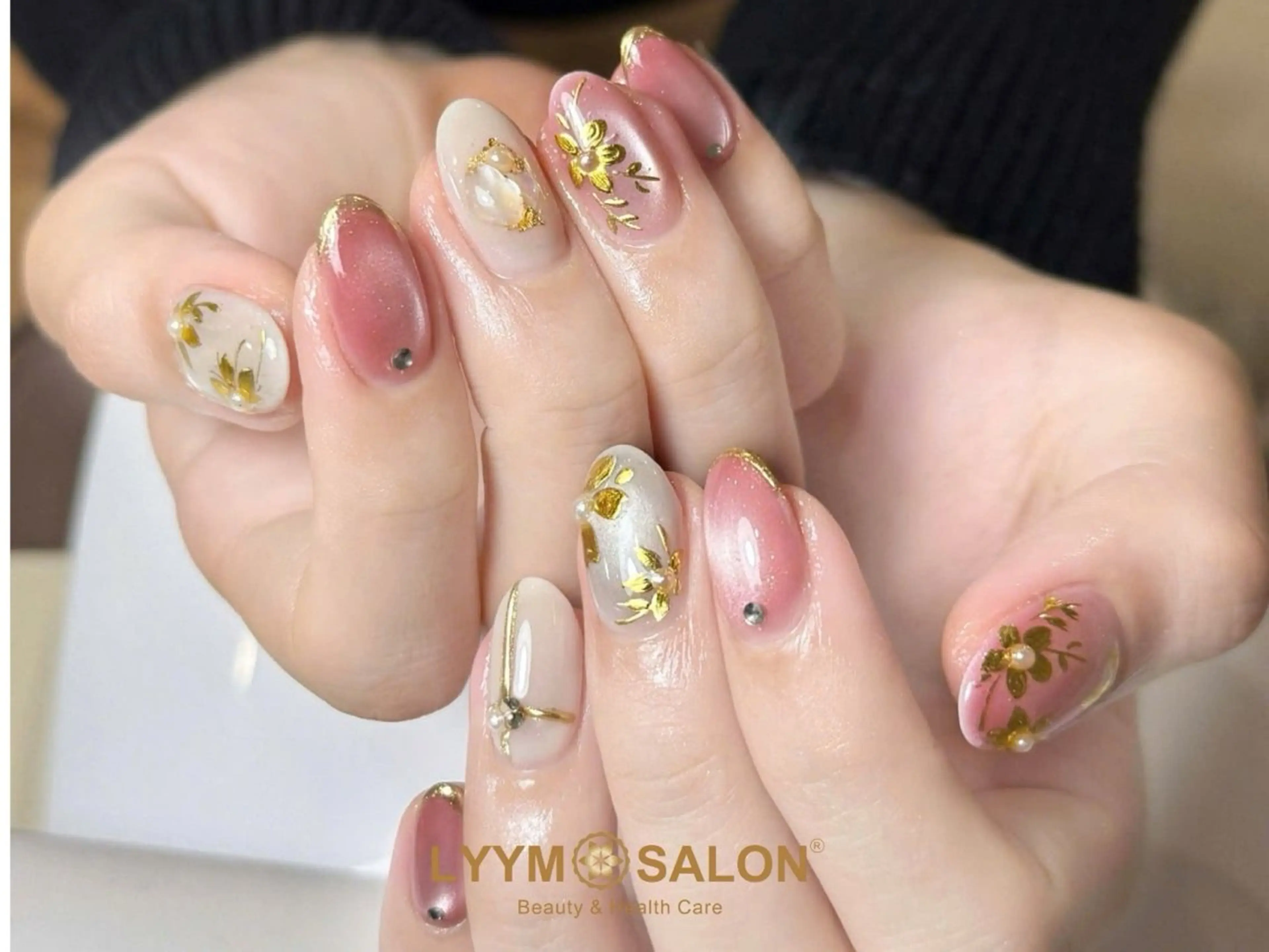 ネイル フラワーネイル ゴールド 韓国ネイル ニュアンスネイル シンプルネイル ハンドネイル LYYM Salonのネイルデザイン