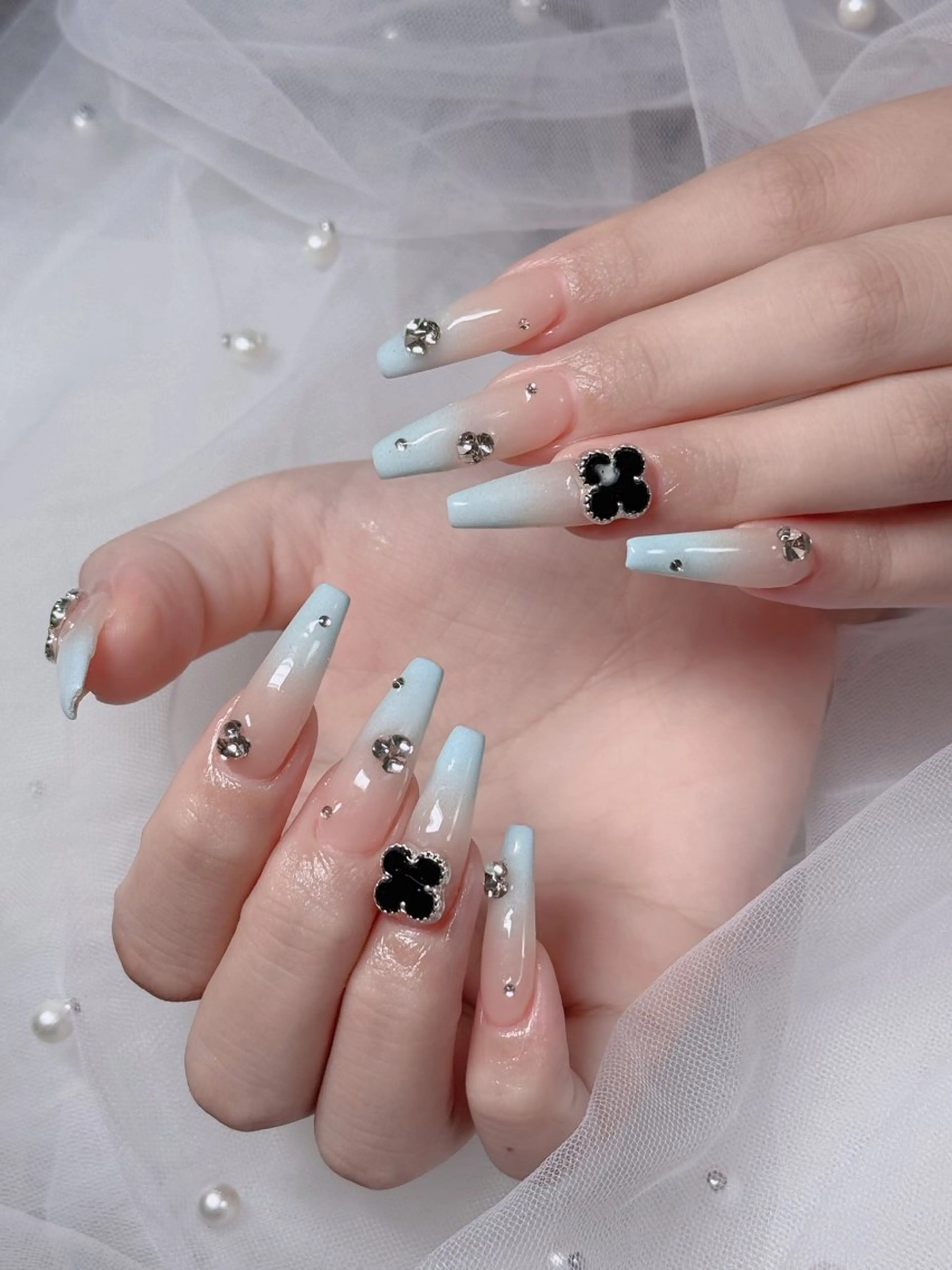 ネイル フレンチネイル ジェルネイル ハロウィン キラキラネイル 韓国ネイル H.babynailsalon所属・H.baby Nail Salonのネイルデザイン