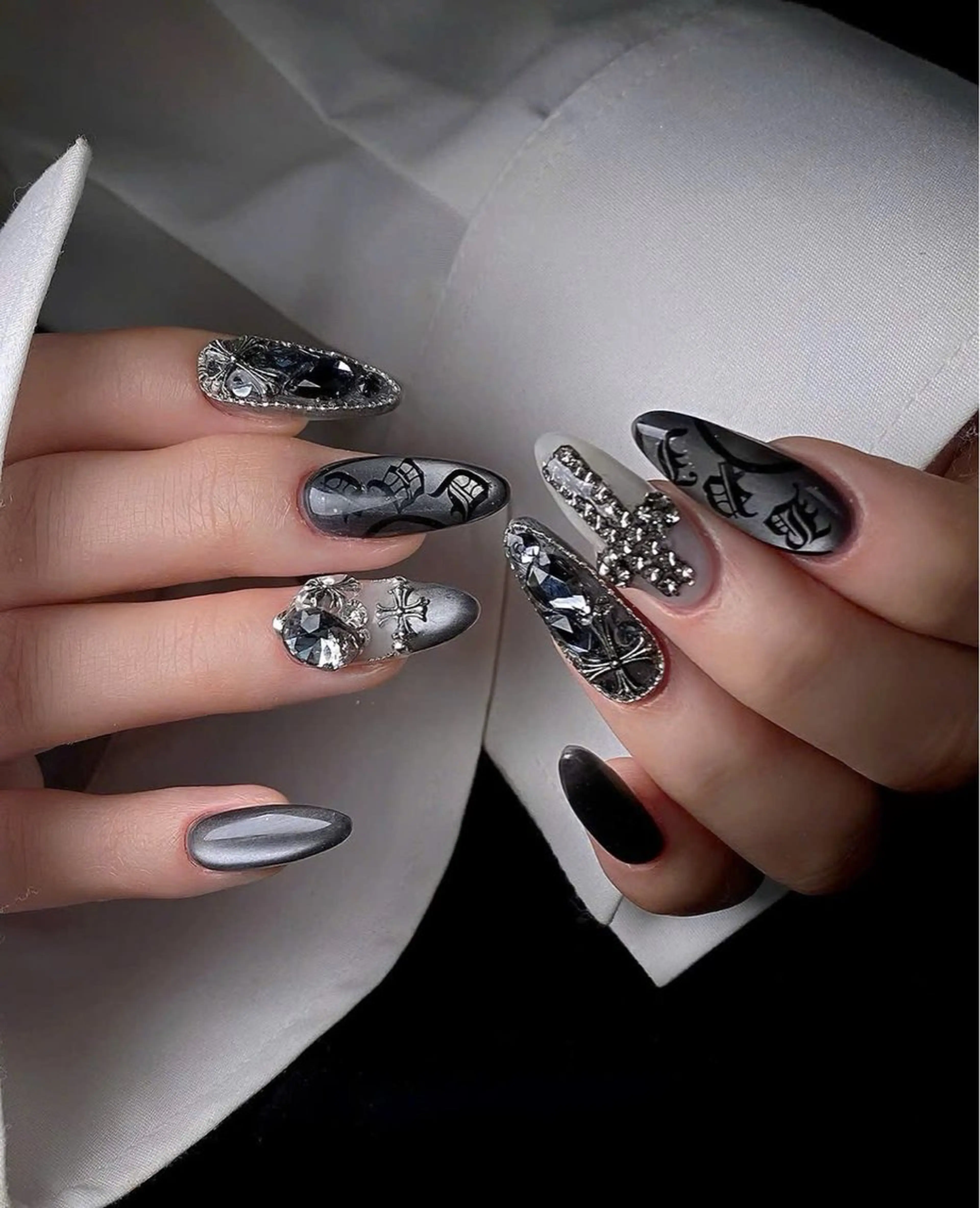 ネイル フラッシュネイル フレンチネイル グラデーション キラキラネイル 韓国ネイル ハンドネイル Lyna Nail のネイルデザイン