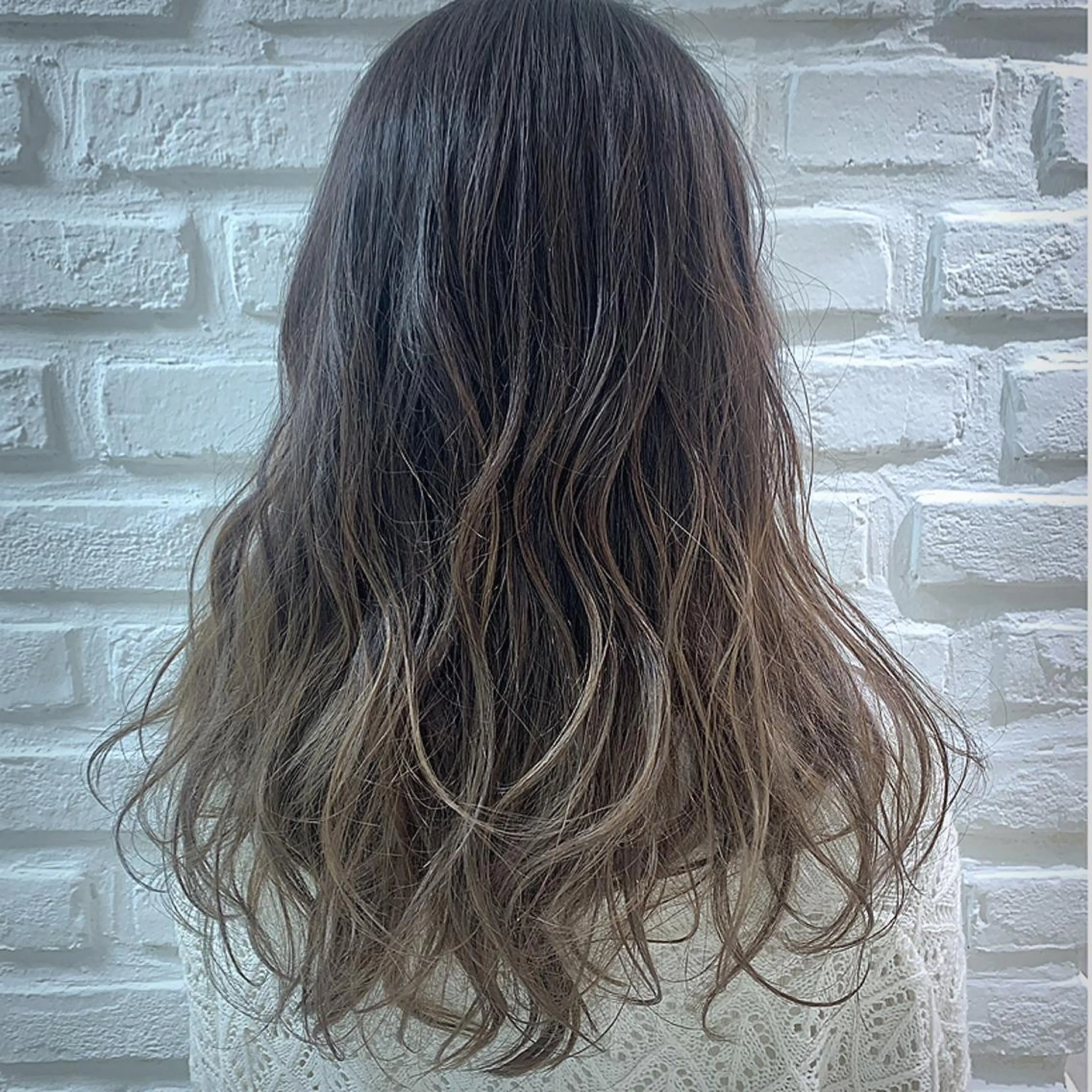 ロング カラー バレイヤージュ ブリーチ グラデーションカラー グレージュ ハイライトカラー カット ヘアカラー トリートメント 【デザインカラー】 粥川佳日望のヘアスタイル