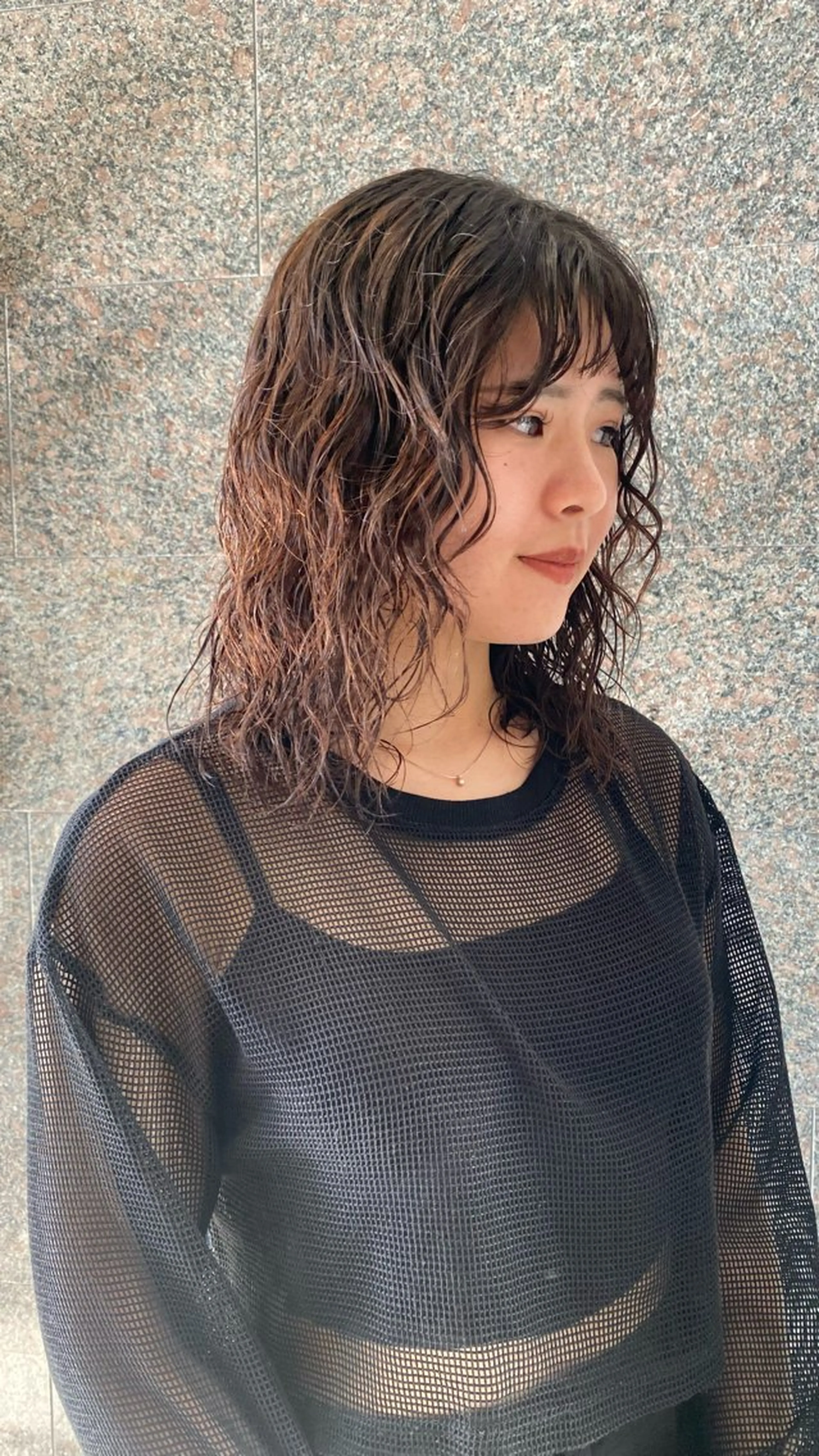 セミロング パーマ 磯谷 朋のヘアスタイル