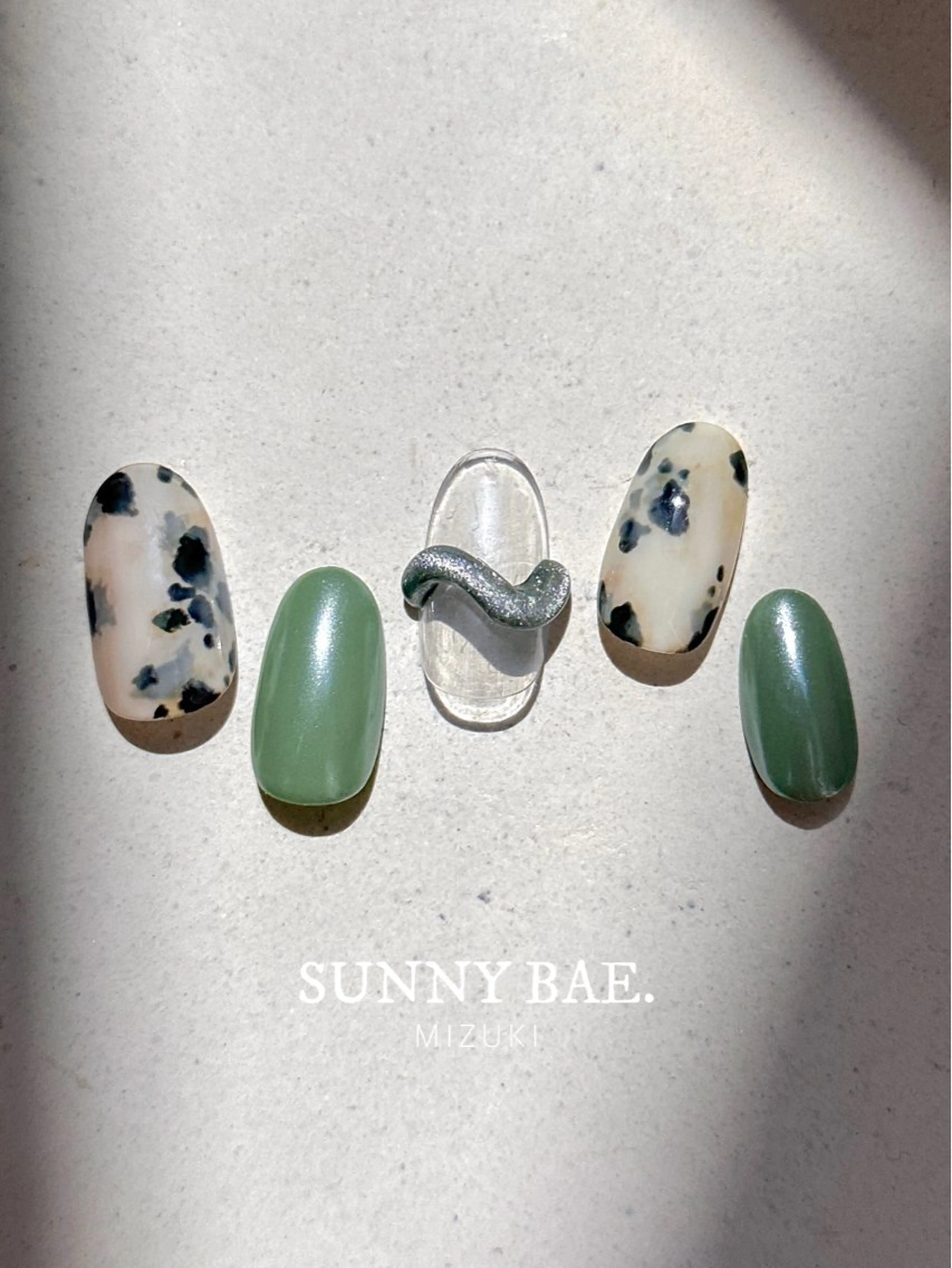 ネイル べっ甲ネイル ジェルネイル グリーン マグネットネイル ハンドネイル SUNNY BAE. 🌼MIZUKIのネイルデザイン