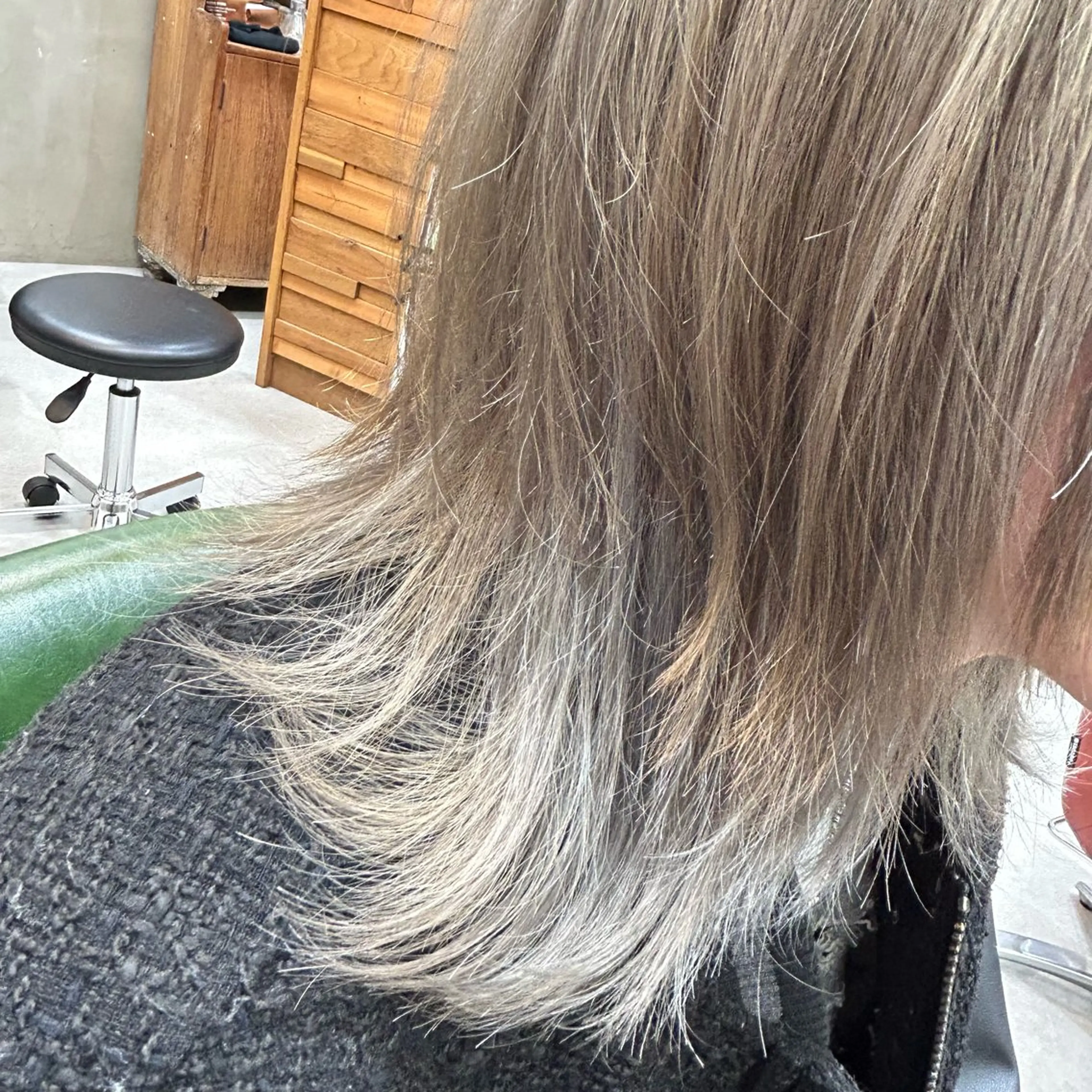 ミディアム カラー ブリーチ シルバー カット ヘアカラー トリートメント 若狭 彩花のヘアスタイル
