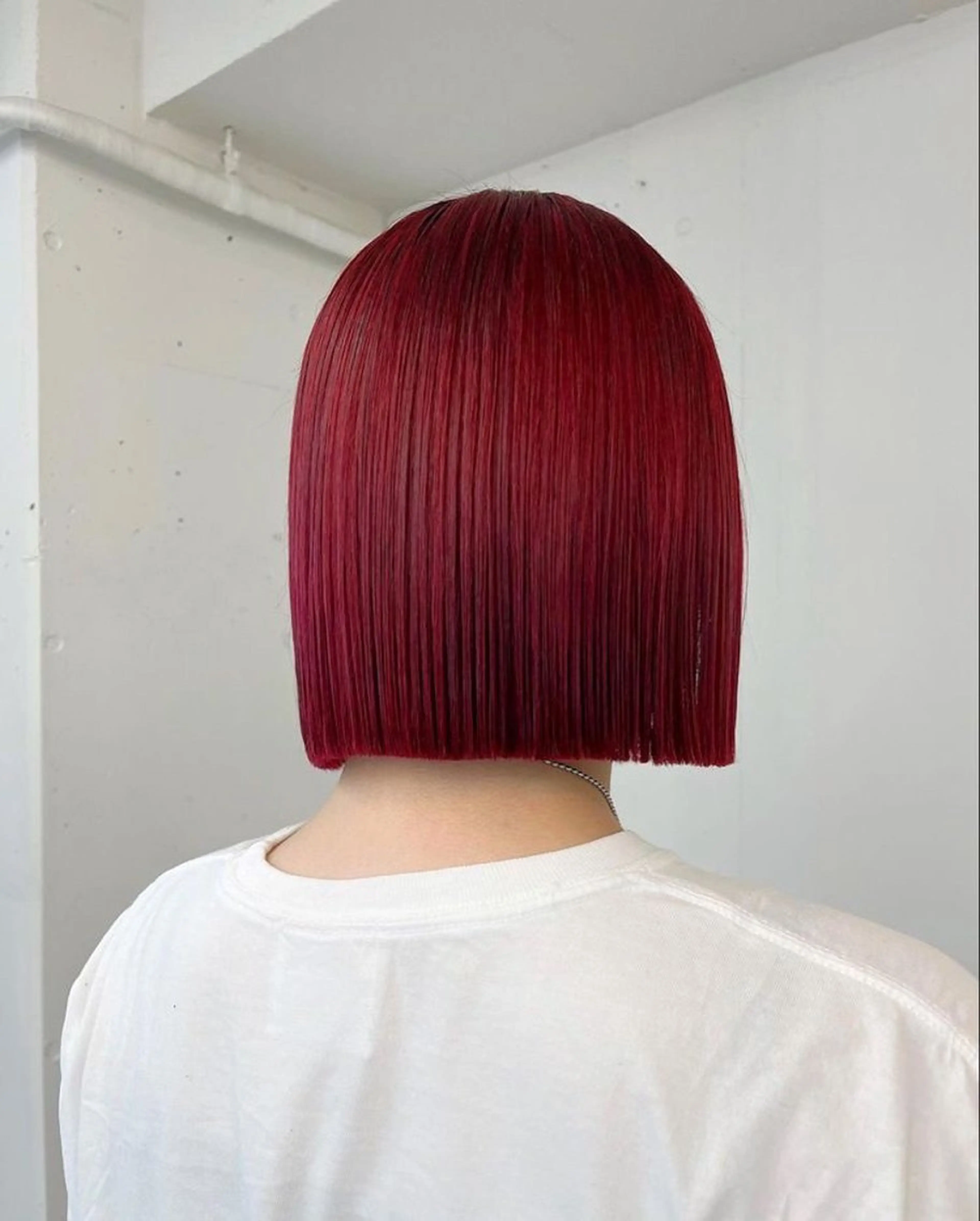 ショート カラー ブリーチ レッドカラー ボブ サキ🤍ハイトーン 🩰くびれ巻きヘアのヘアスタイル