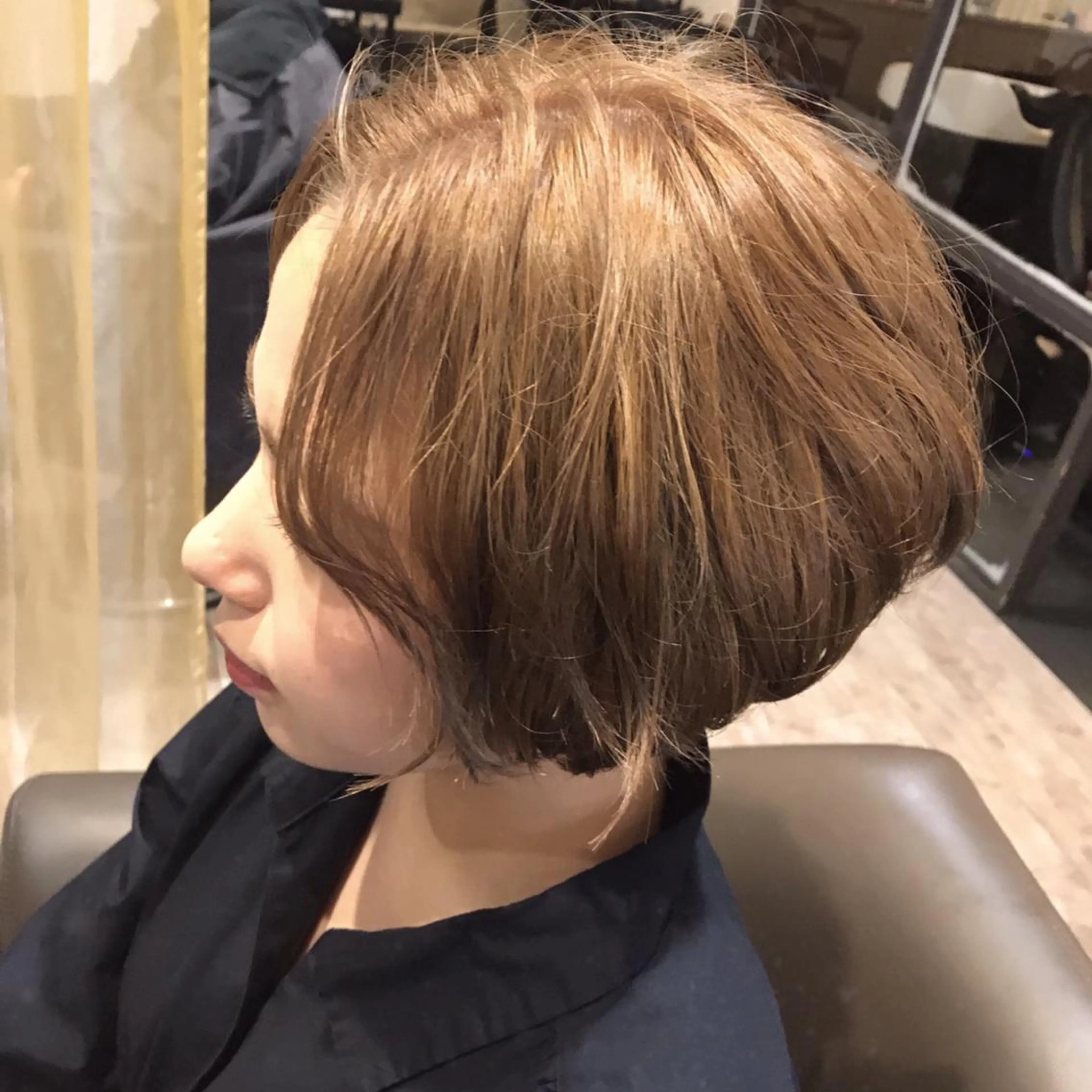 ショート カラー ハイトーンカラー 伊藤 康乃のヘアスタイル