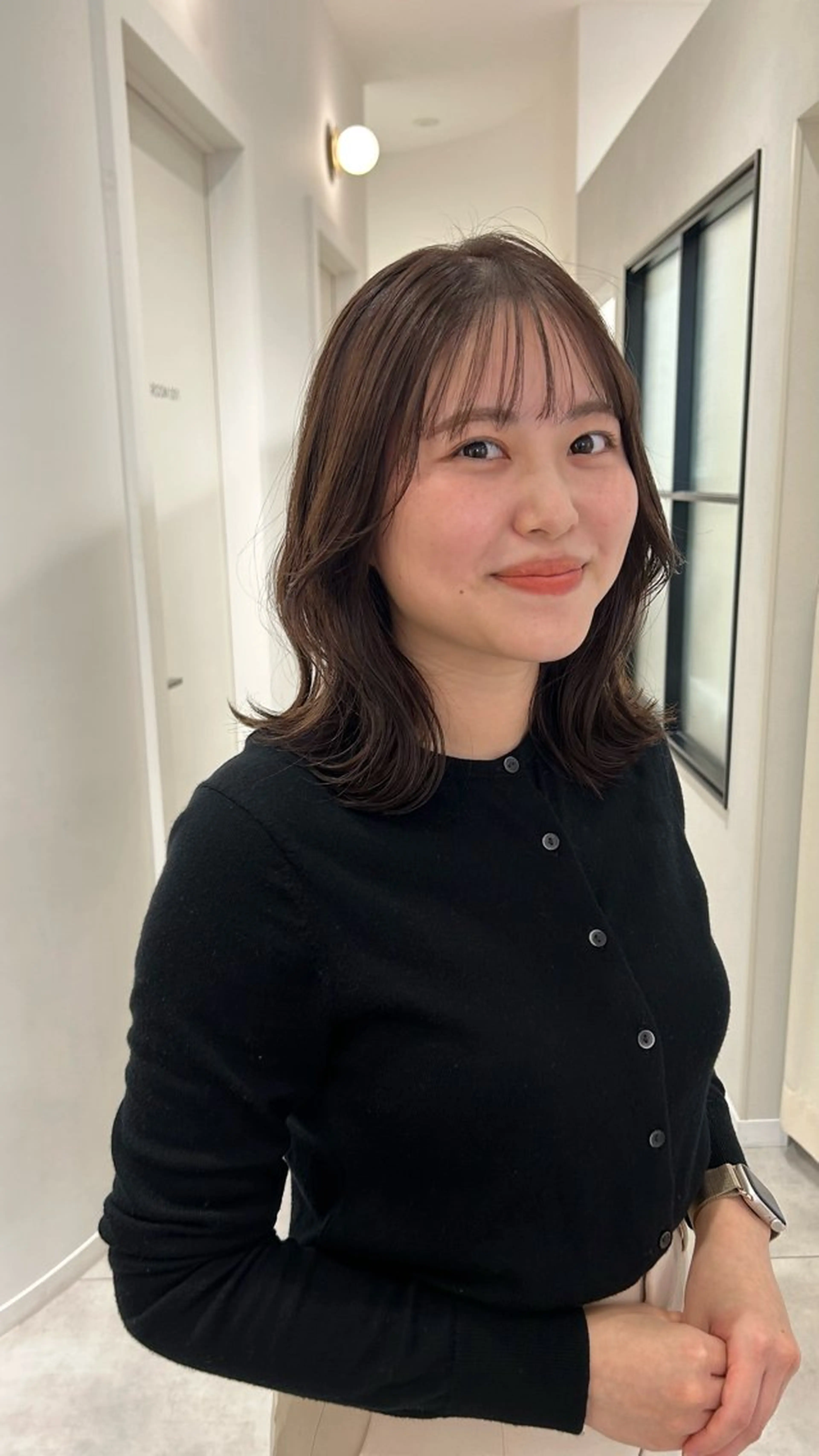 ミディアム ヘアカラー オリーブベージュ/ ブリーチなし透明感のヘアスタイル