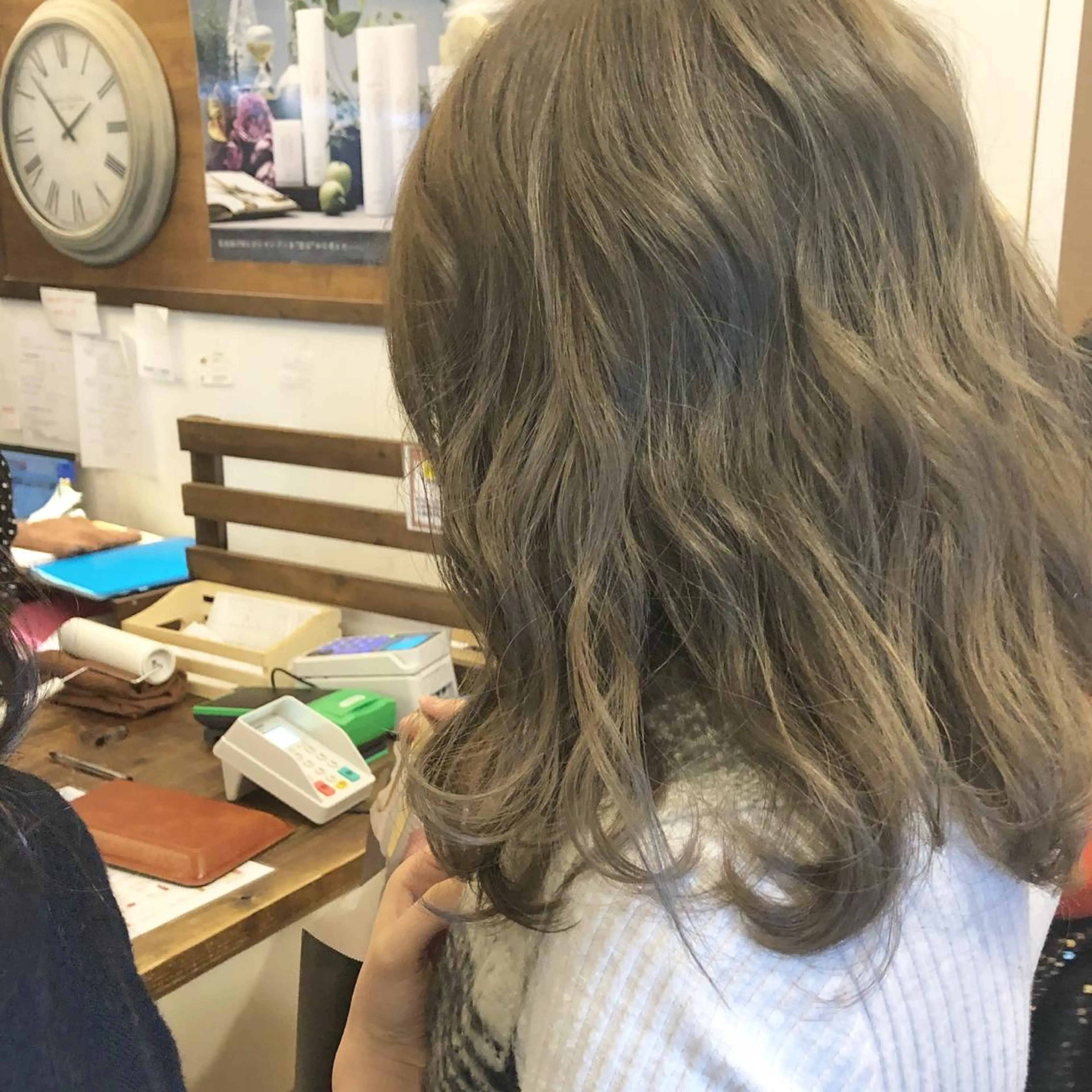 ミディアム カラー アディクシーカラー ブリーチ グレージュ カーキグレージュ 艶髪育成サロン 京橋　shinのヘアスタイル