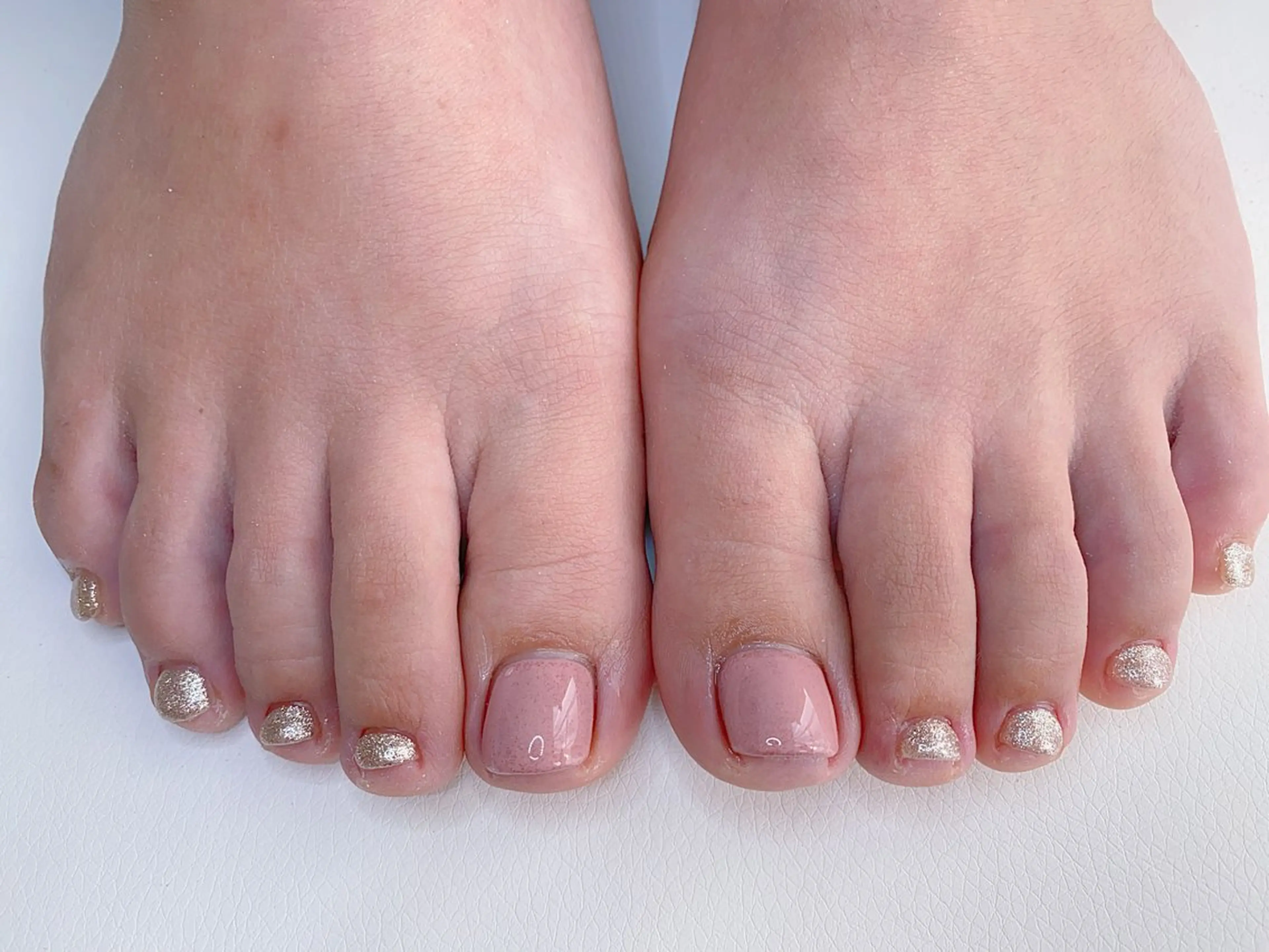 ネイル ラメ(グリッター) ピンク 赤色 フットネイル Jasmine nailsalon所属・ジャスミン ネイルサロンのネイルデザイン