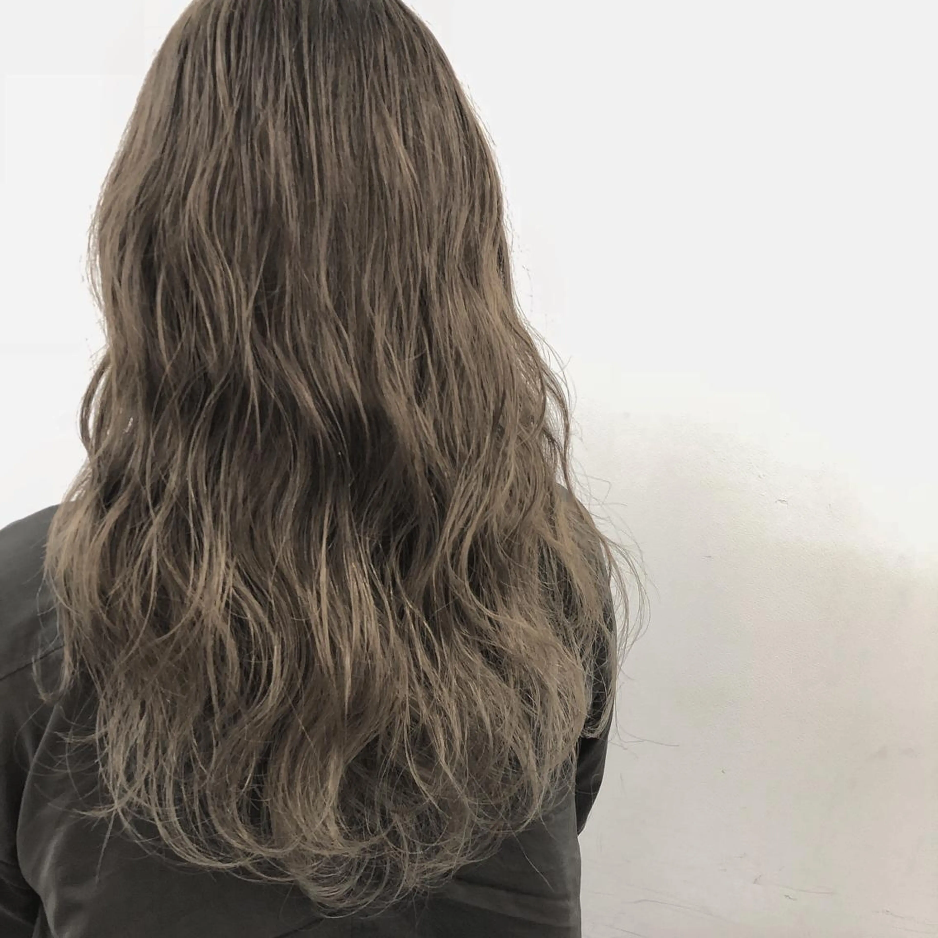 ロング カラー グラデーションカラー グレージュ ハイライトカラー ハイライト ニシオカ タクヤのヘアスタイル