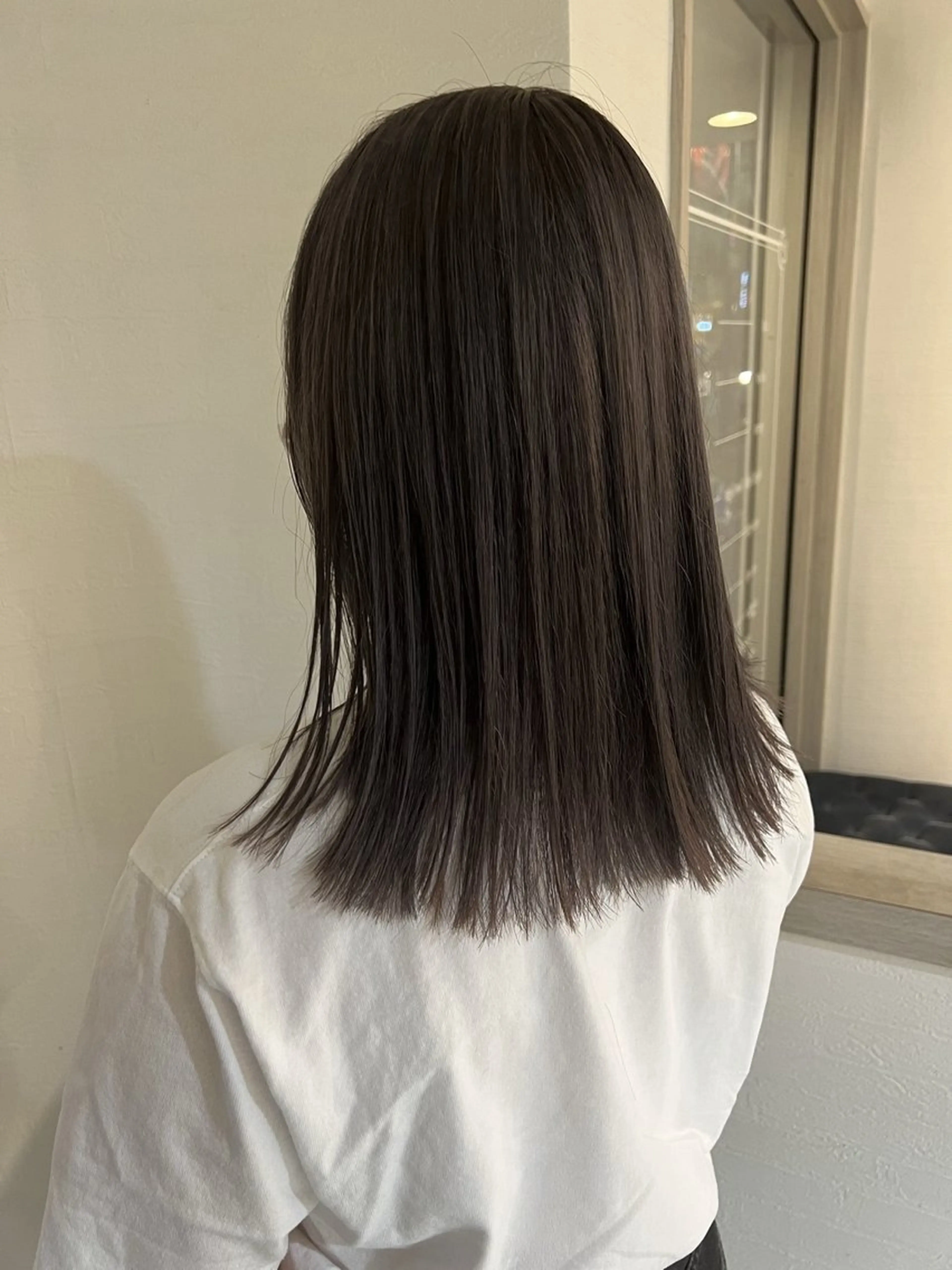 セミロング カラー 若泉 瀬菜のヘアスタイル
