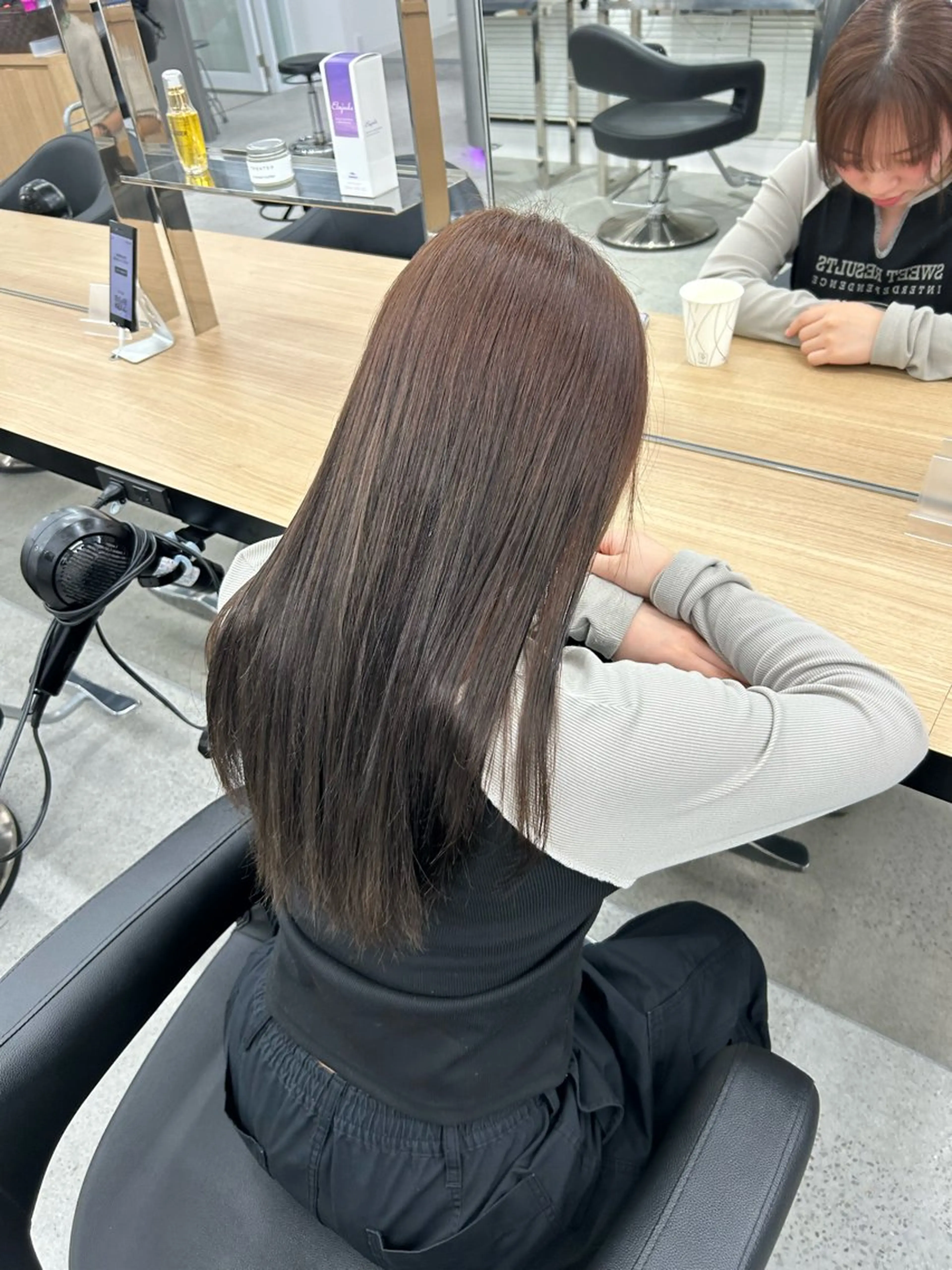ロング メンズ ヘアカラー 艶感ミルクティー🤍 色落ち綺麗🤍ともやのヘアスタイル