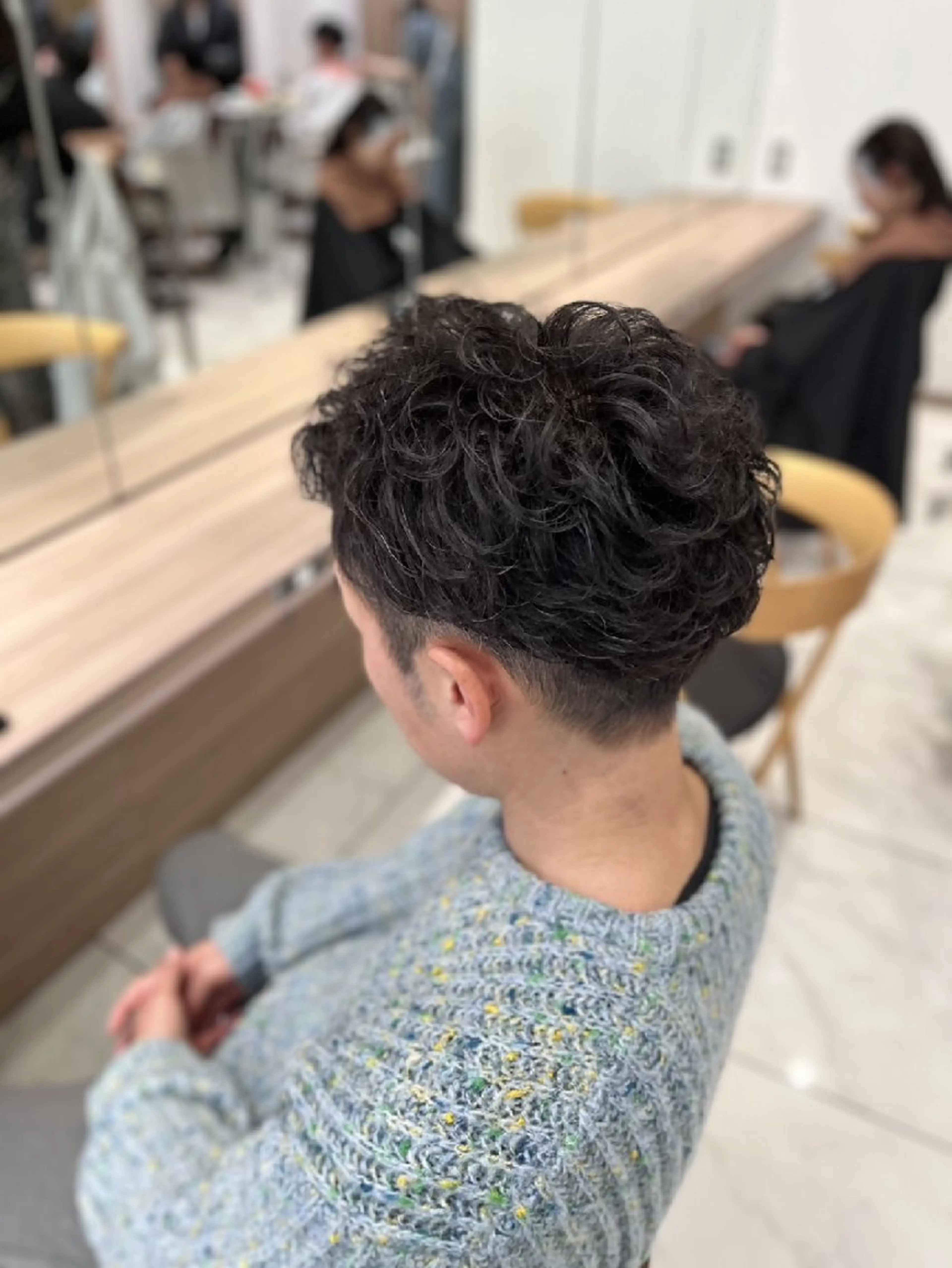 メンズ パーマ メンズブリーチ センターパート フェードカット フェザーパーマ マッシュ 稲次 結人のヘアスタイル