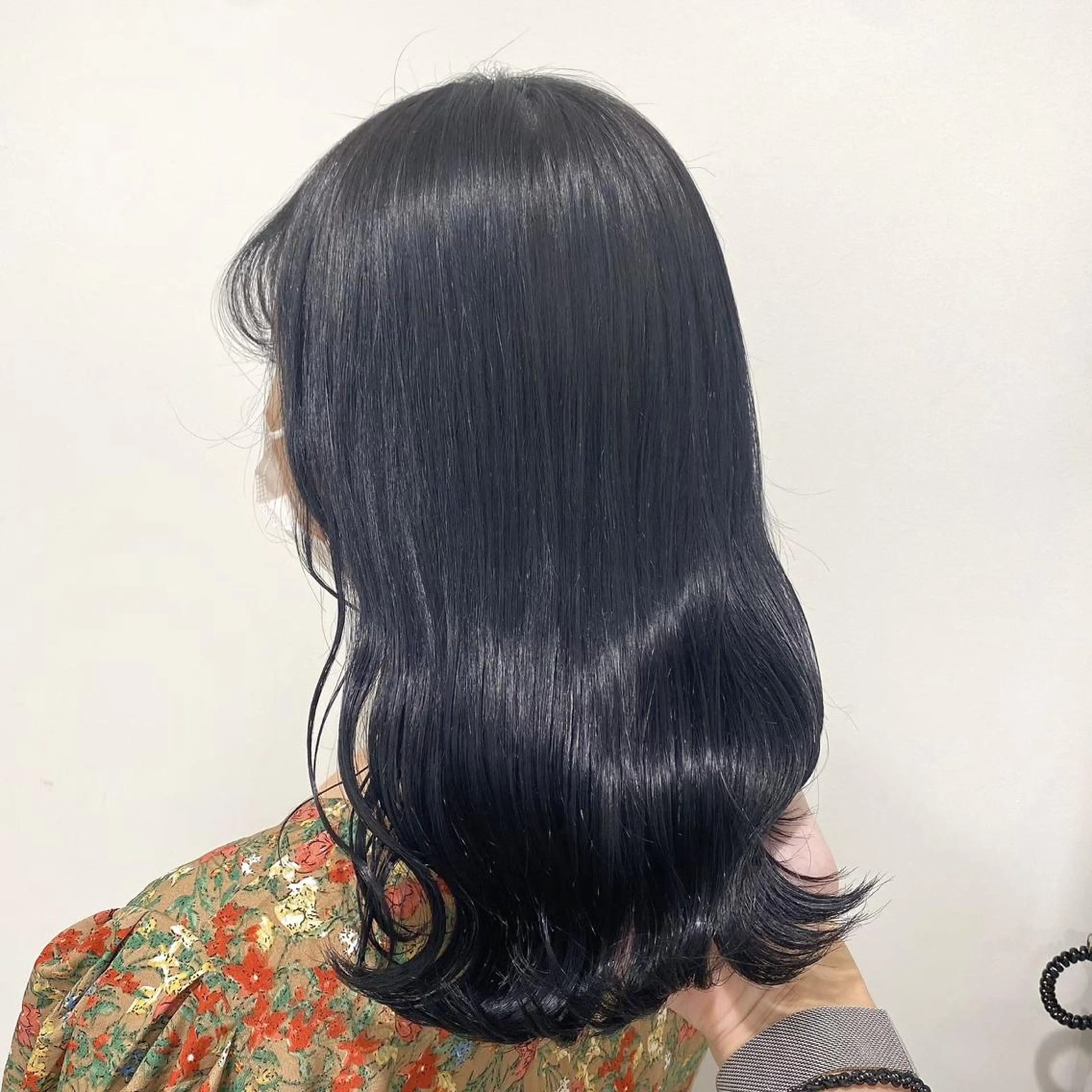 セミロング カラー 黒髪 ブルーカラー ブルーブラック 🪞ハイトーン🪞 🤍waka🤍のヘアスタイル