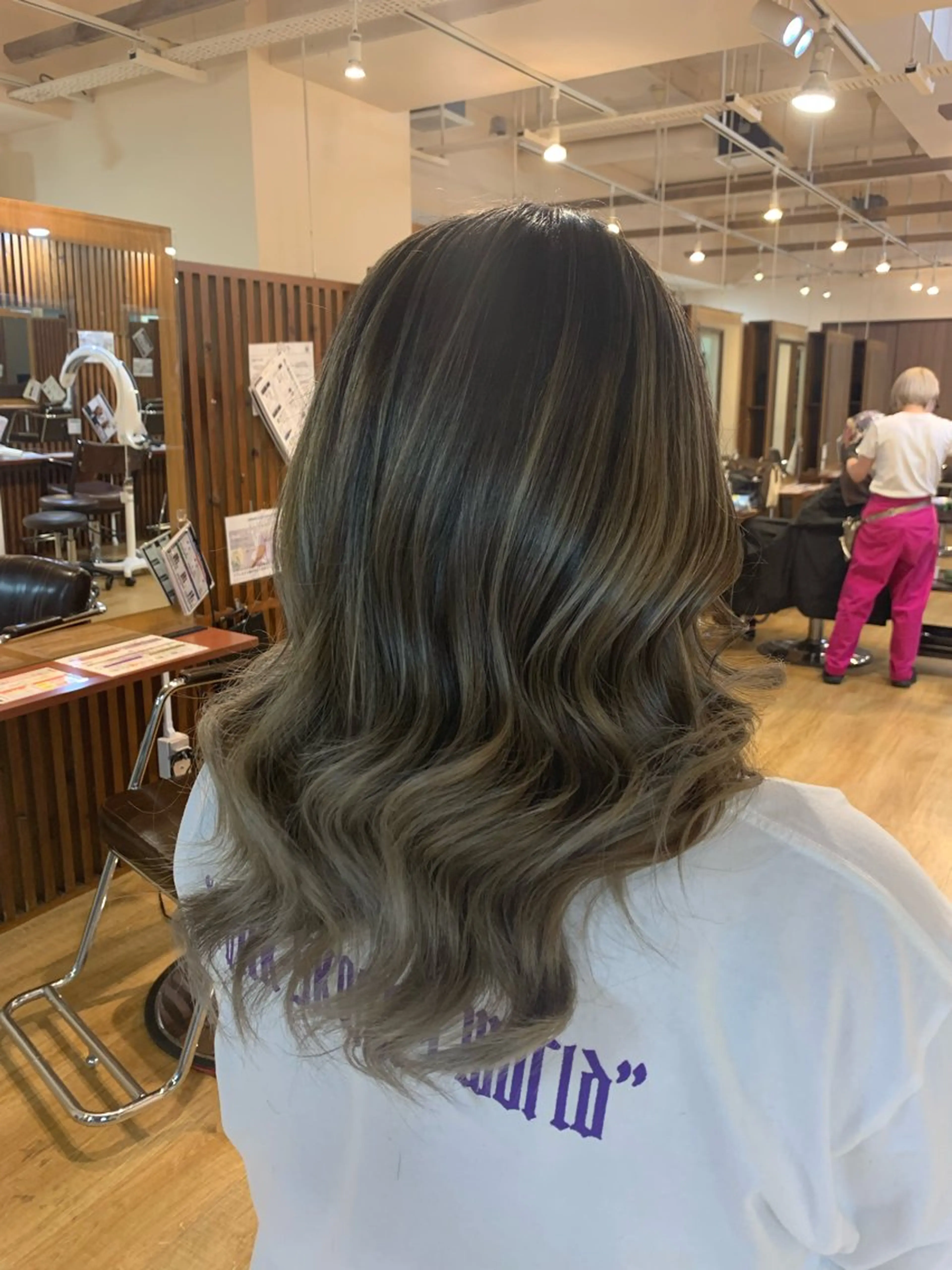セミロング カラー バレイヤージュ レイヤーカット カット ヘアカラー 海外ガール ハイトーン　竹井俊介のヘアスタイル
